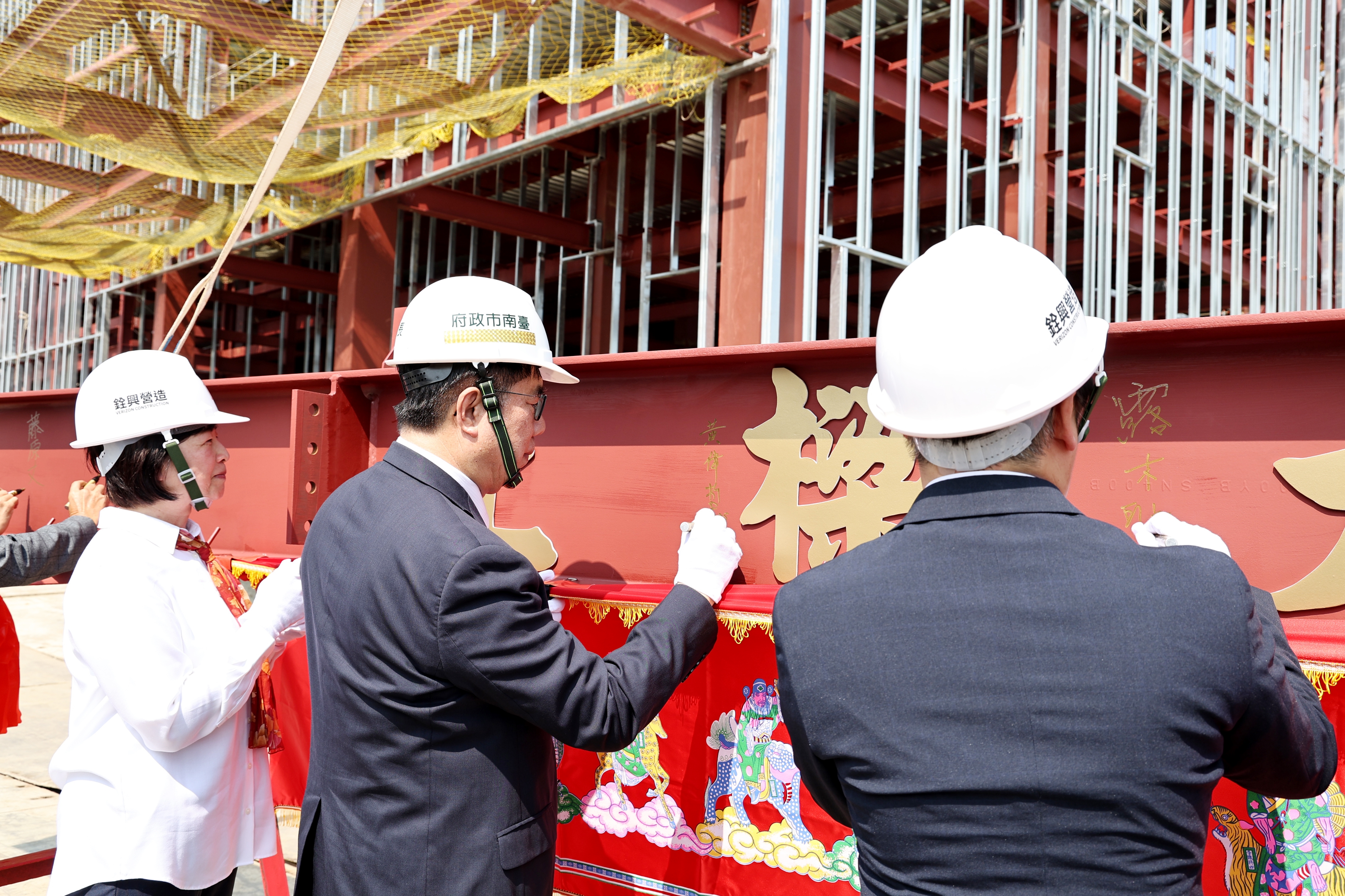 荏原精密台南二廠上樑啟新局 黃偉哲：引領「半導體×AI×機器人」產業共榮新時代