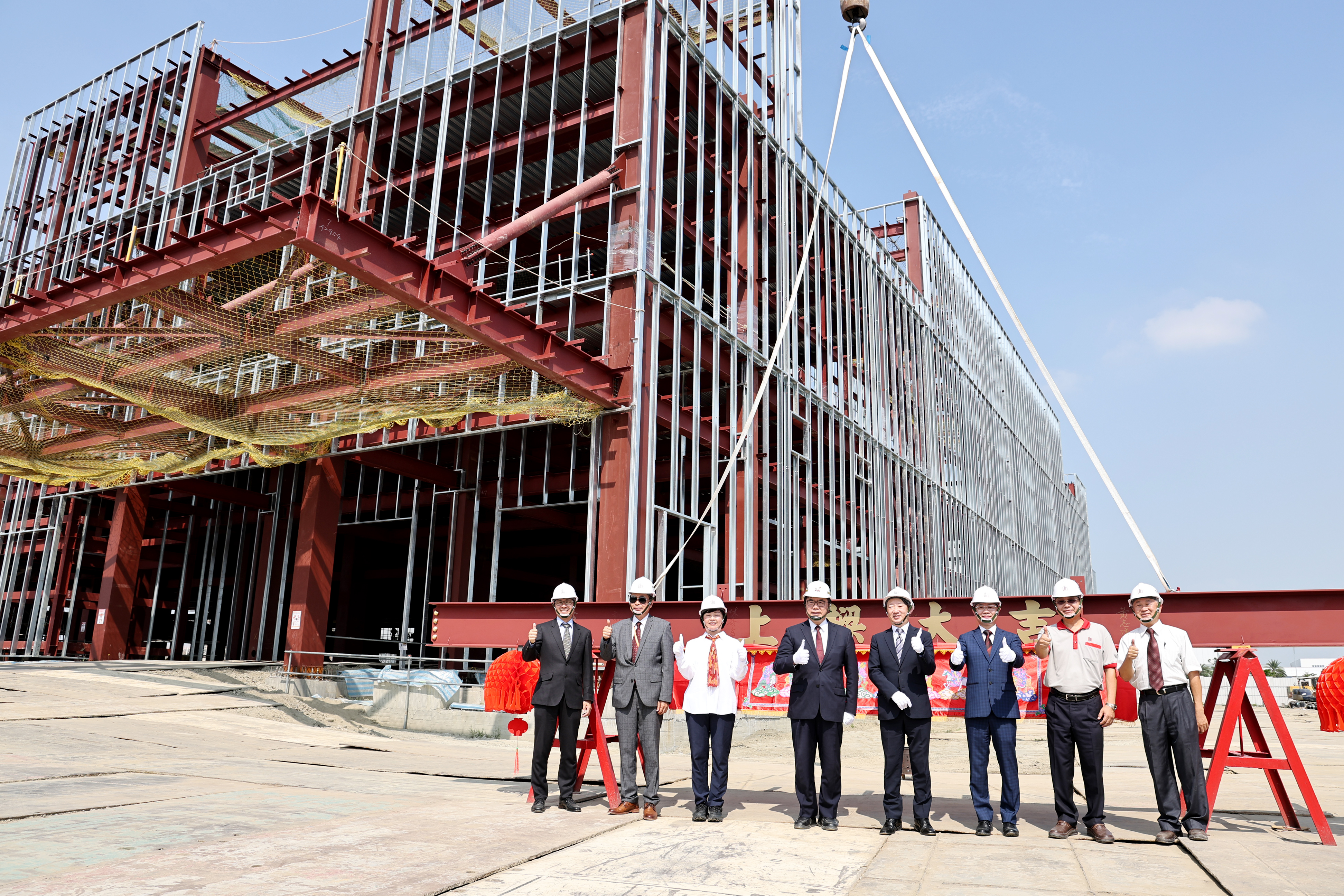 荏原精密台南二廠上樑啟新局 黃偉哲：引領「半導體×AI×機器人」產業共榮新時代