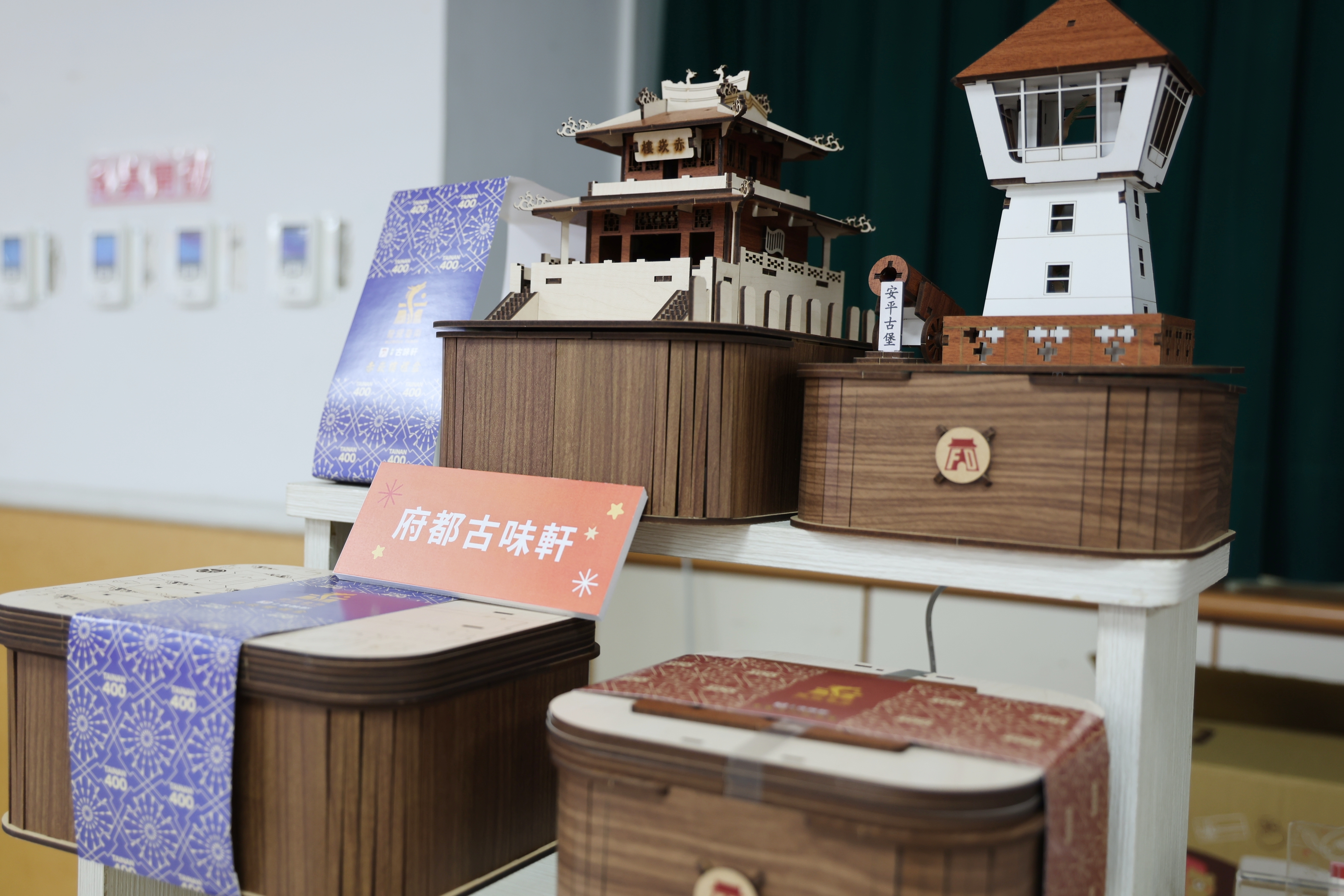 旅服中心增設「伴手禮推廣專區」 黃偉哲：不只提供旅遊諮詢 更行銷在地美味魅力！