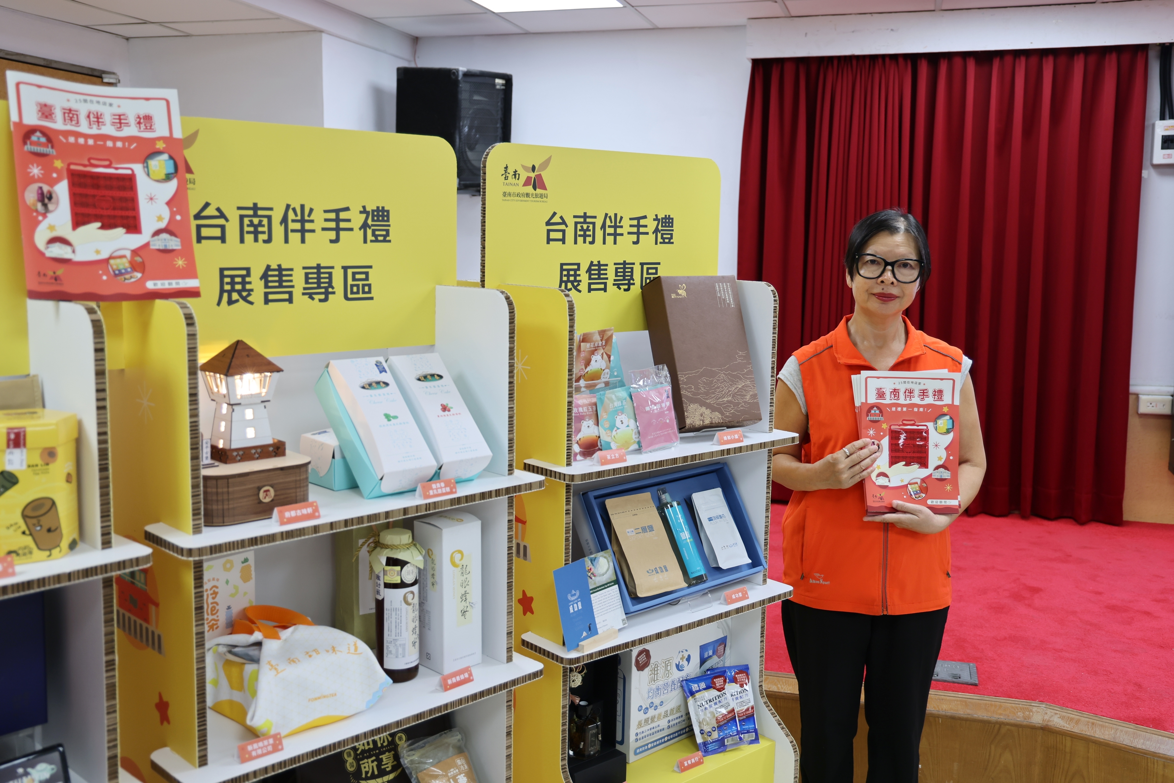 旅服中心增設「伴手禮推廣專區」 黃偉哲：不只提供旅遊諮詢 更行銷在地美味魅力！