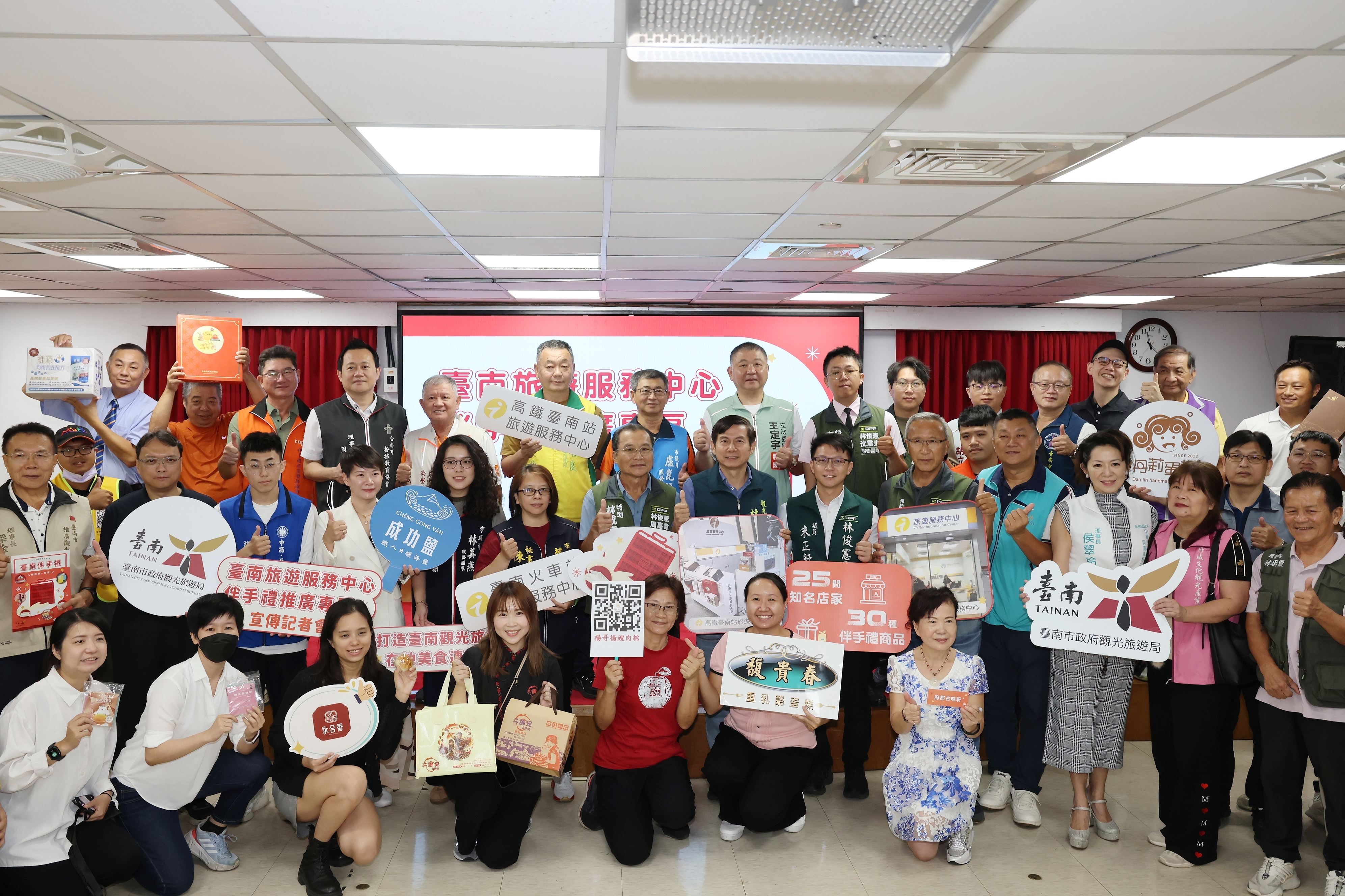 旅服中心增設「伴手禮推廣專區」 黃偉哲：不只提供旅遊諮詢 更行銷在地美味魅力！