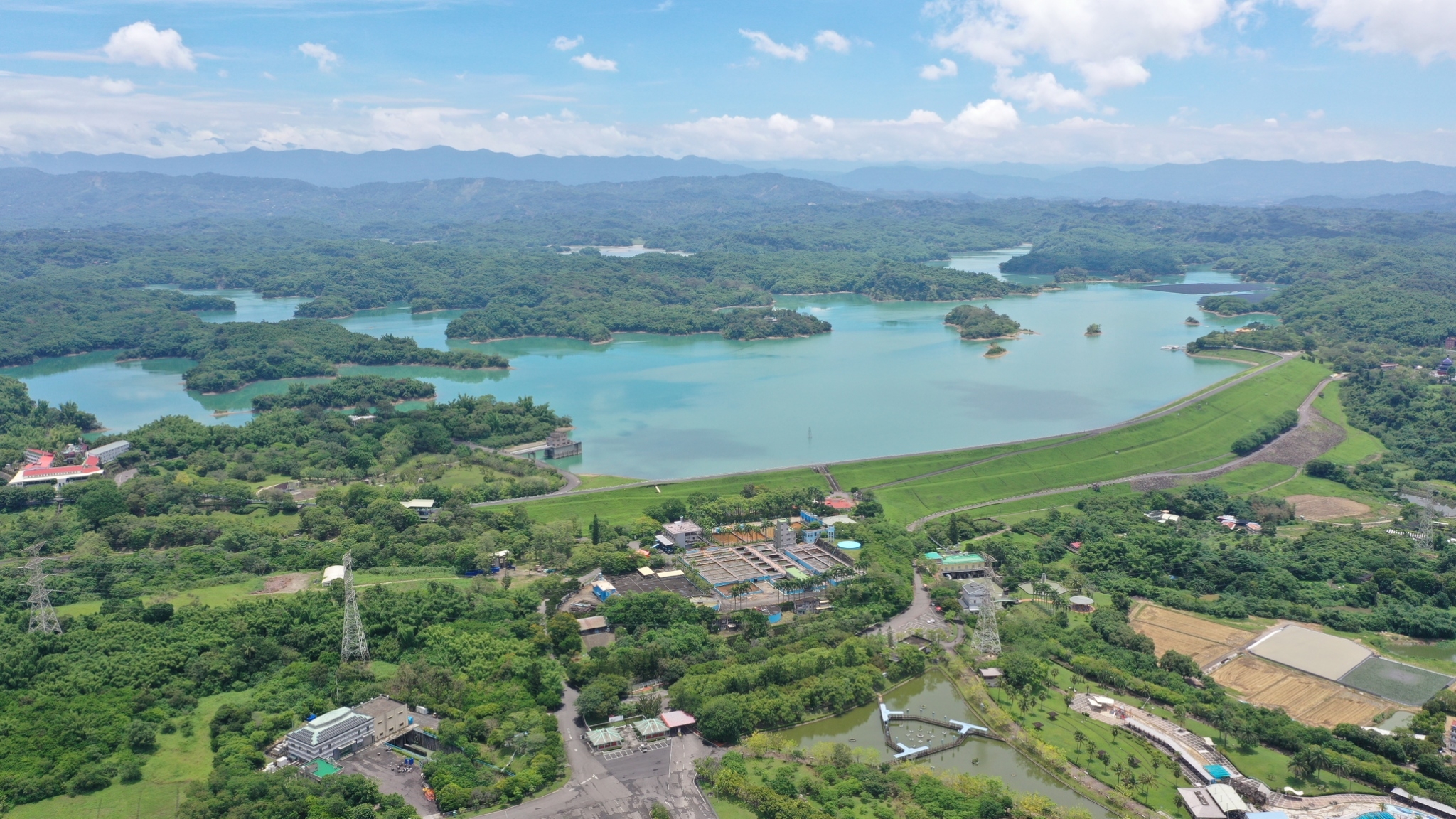 烏山頭水庫與台北市長興淨水埸設置太陽能板發電，水質皆符合標準