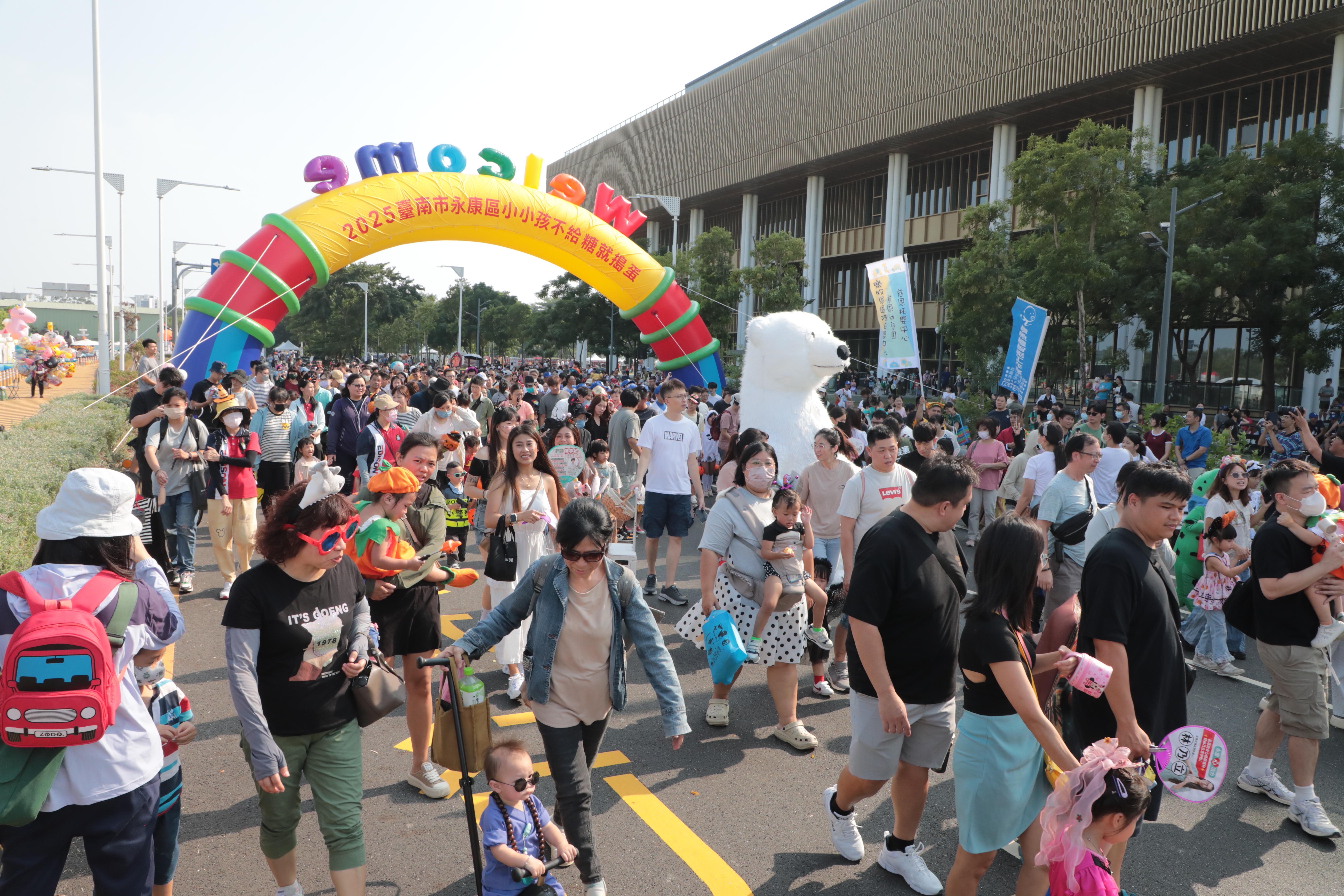 不給糖就搗蛋！ 黃偉哲化身魔法師  陪小小孩樂翻永康總圖