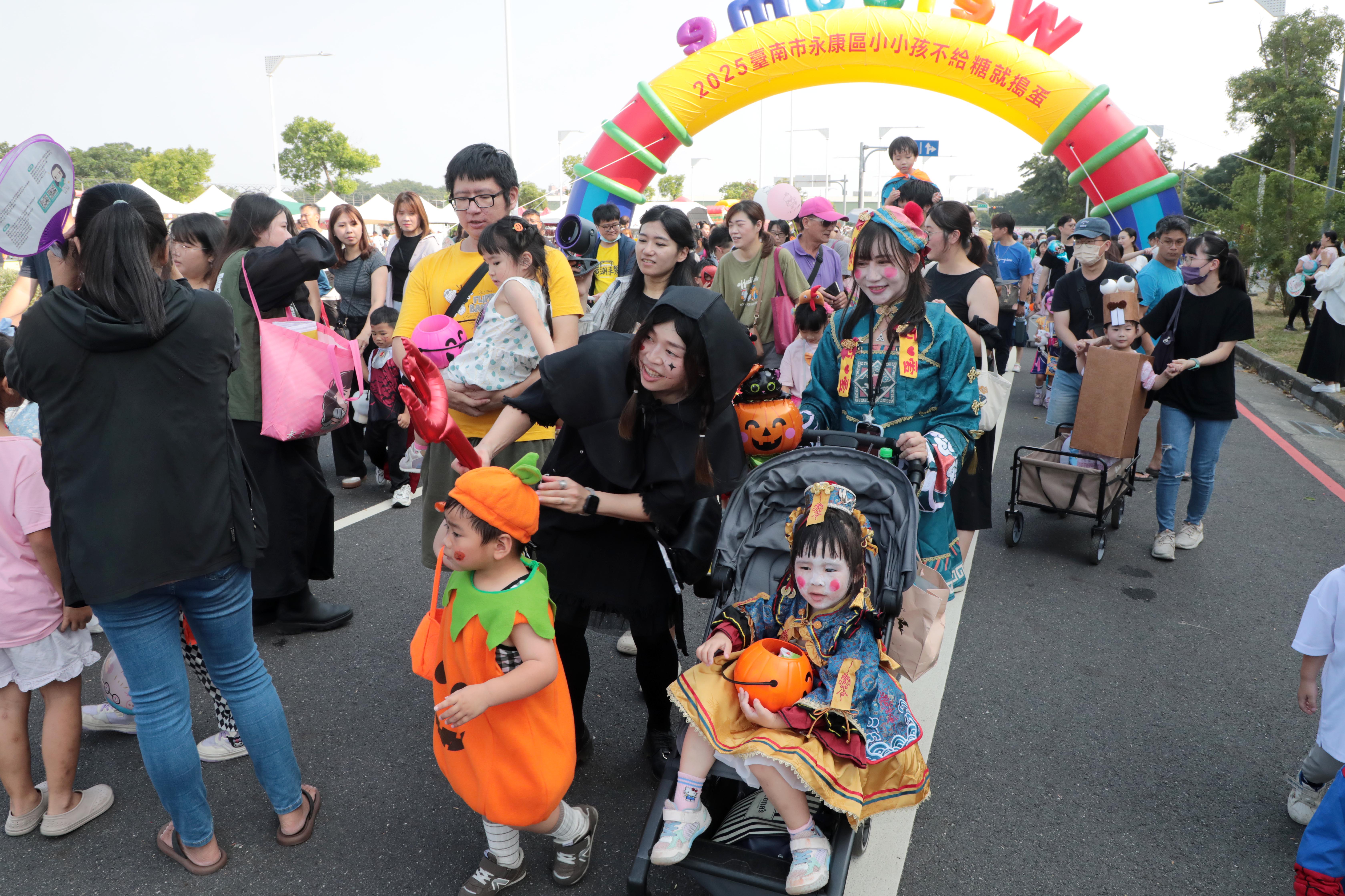 不給糖就搗蛋！ 黃偉哲化身魔法師  陪小小孩樂翻永康總圖