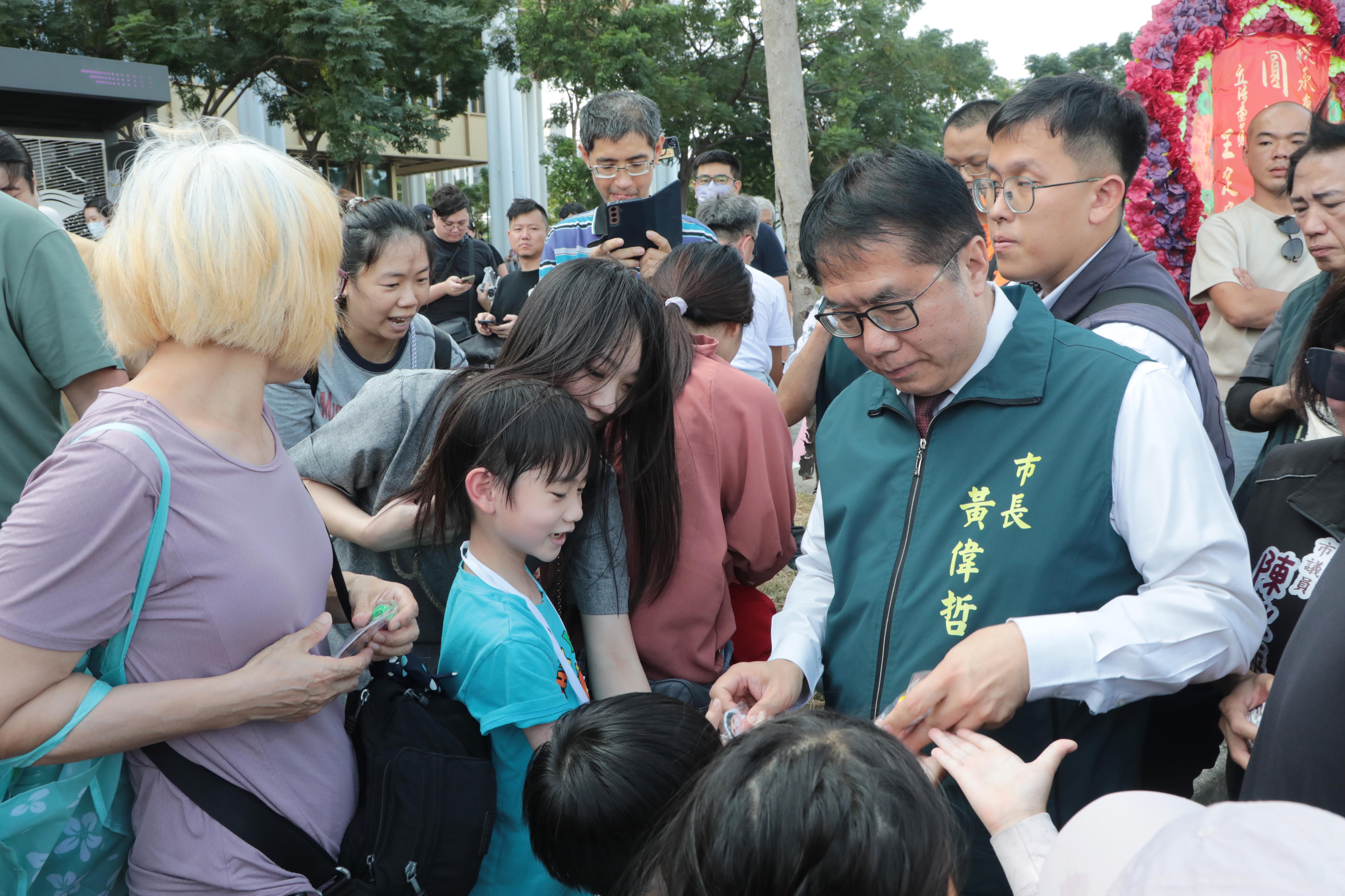 不給糖就搗蛋！ 黃偉哲化身魔法師  陪小小孩樂翻永康總圖