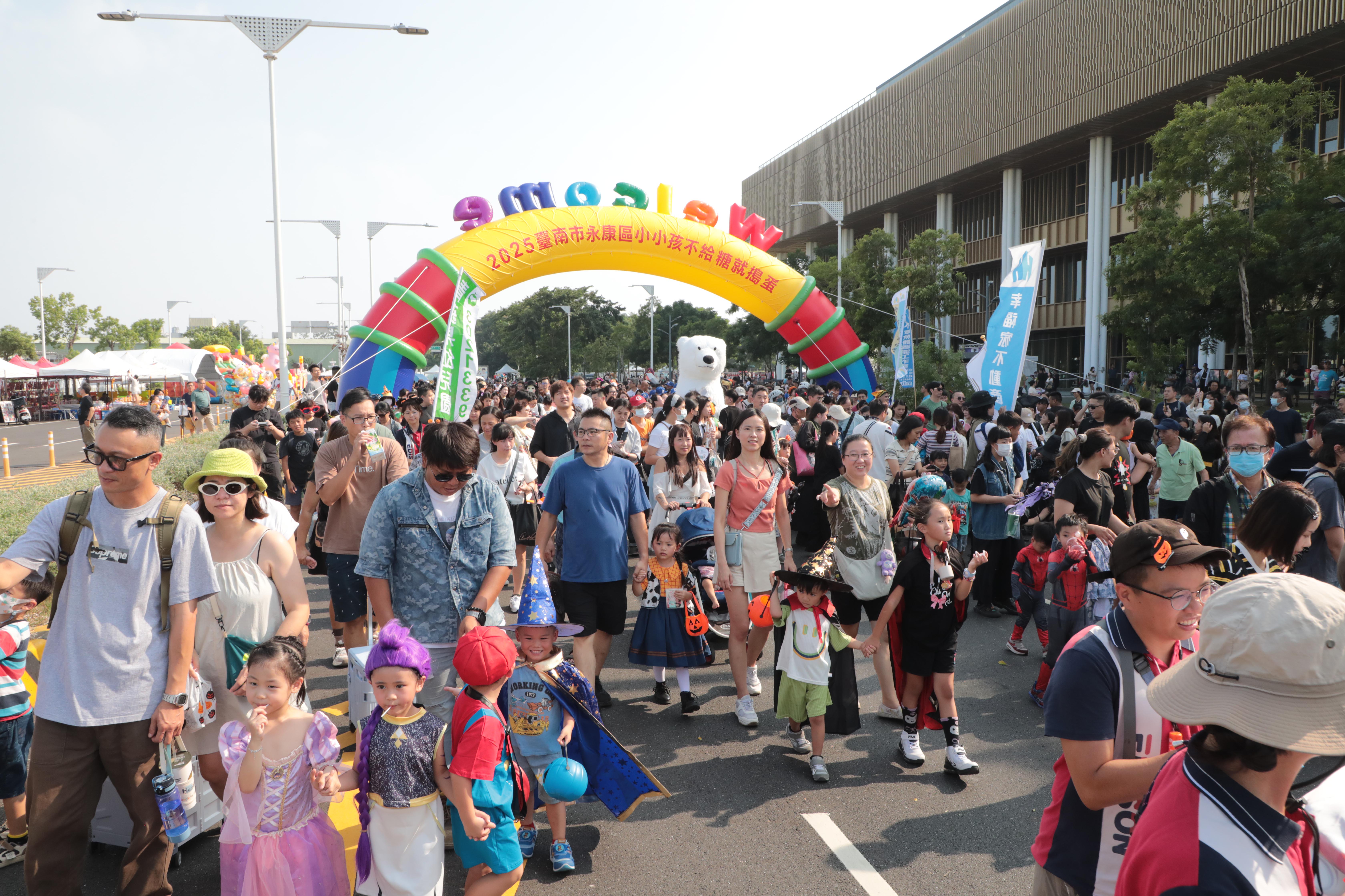 不給糖就搗蛋！ 黃偉哲化身魔法師  陪小小孩樂翻永康總圖