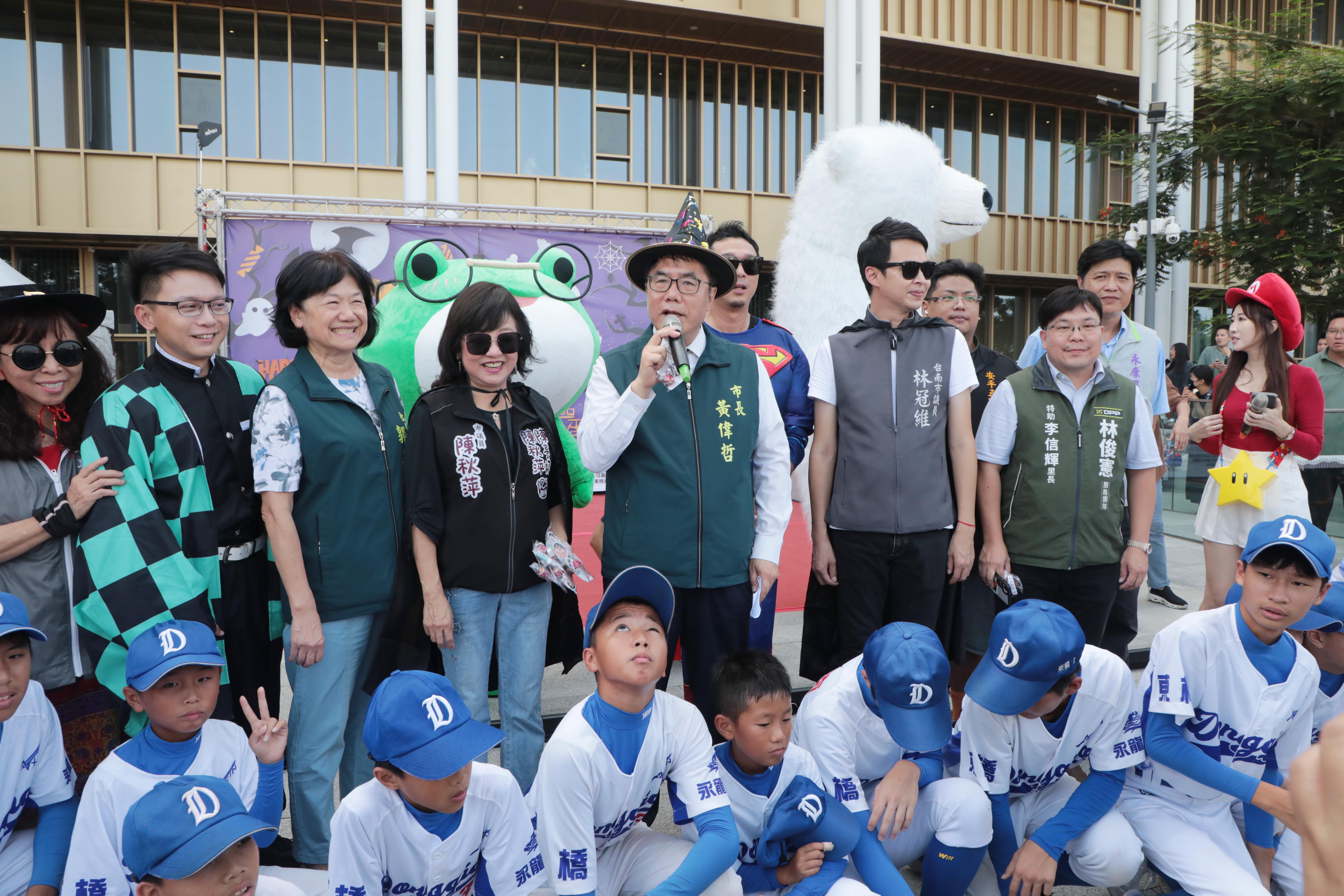 台南萬聖節：黃偉哲變身魔法師，永康總圖與小朋友歡樂搗蛋！不給糖就搗蛋！