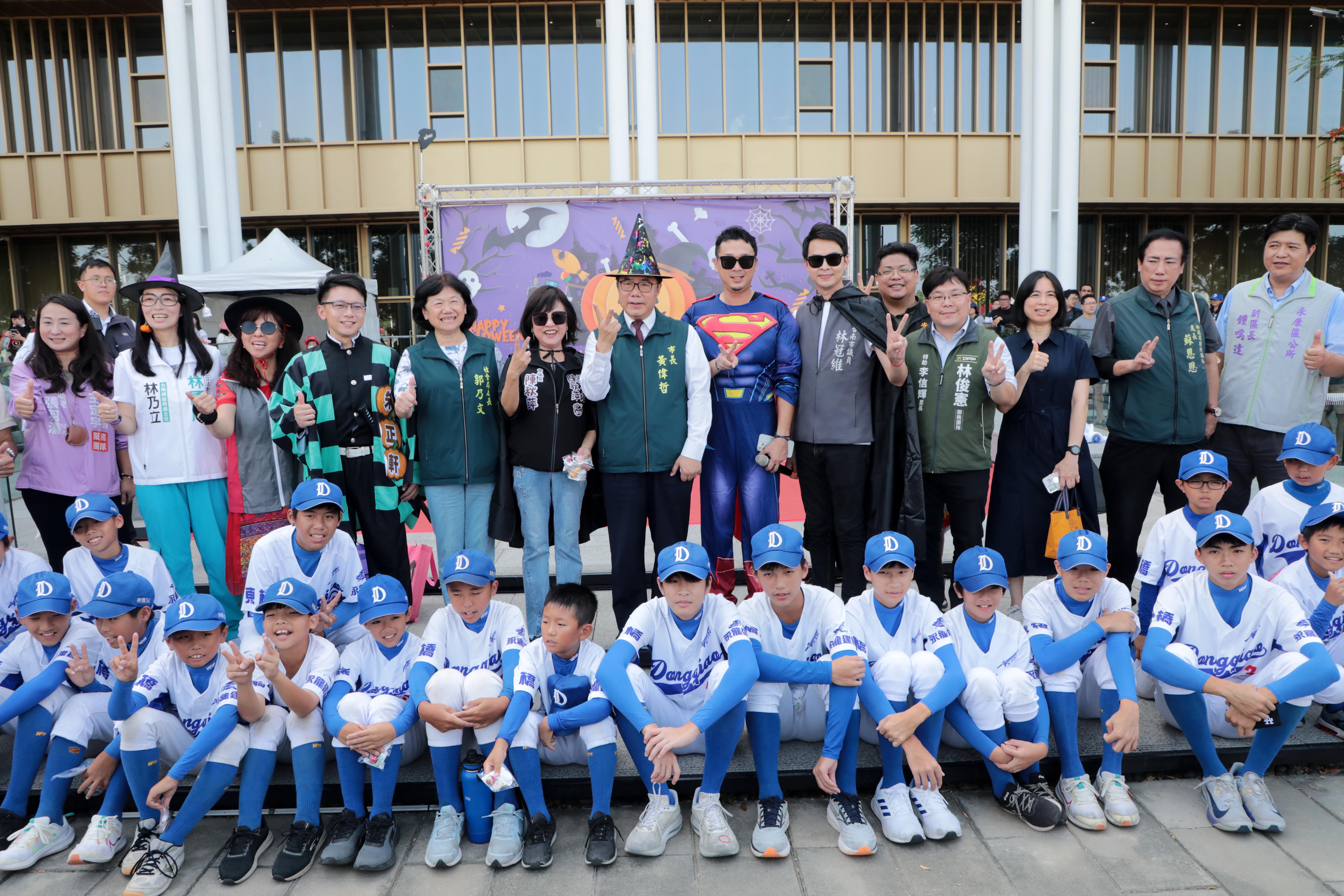 不給糖就搗蛋！ 黃偉哲化身魔法師  陪小小孩樂翻永康總圖