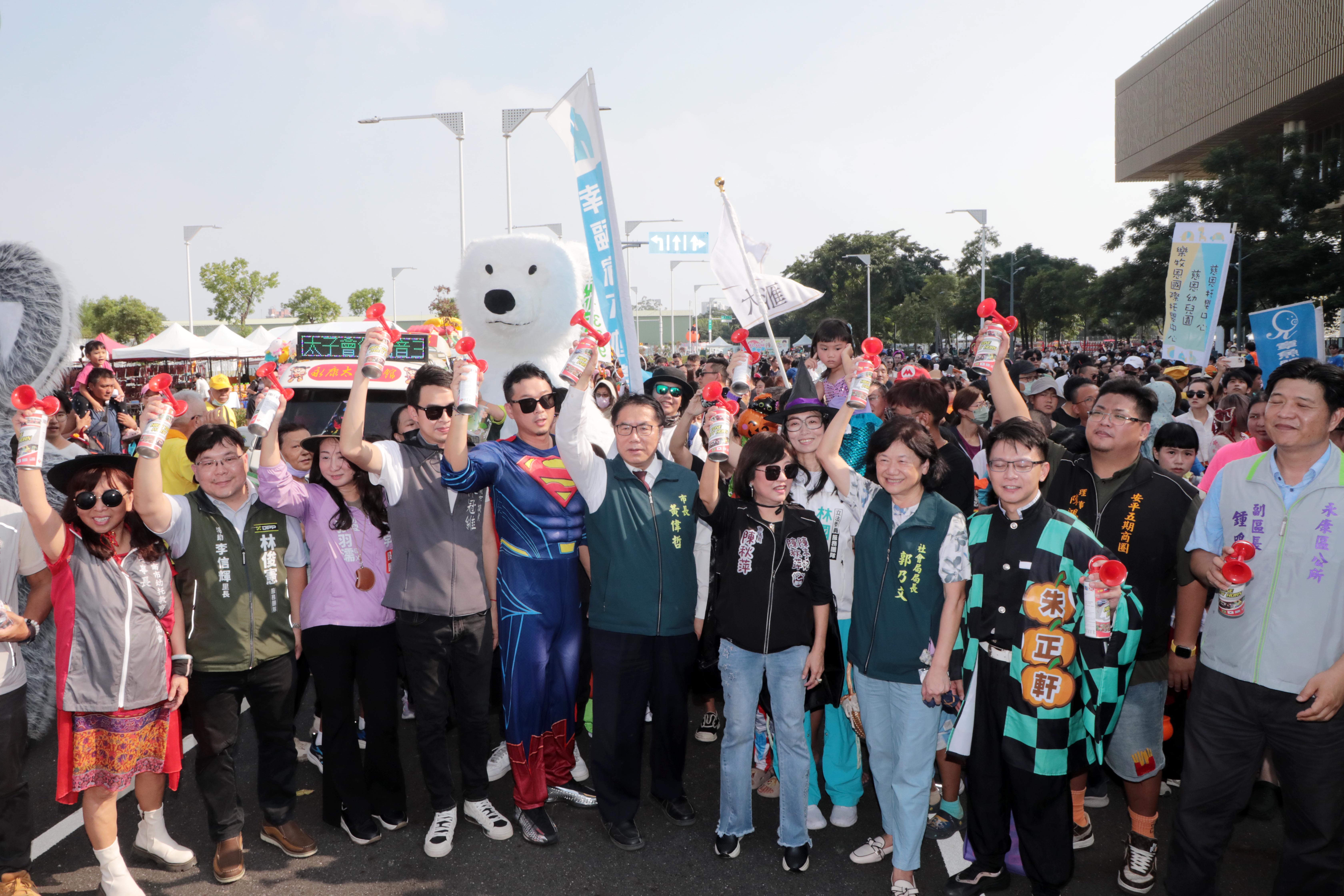 不給糖就搗蛋！ 黃偉哲化身魔法師  陪小小孩樂翻永康總圖