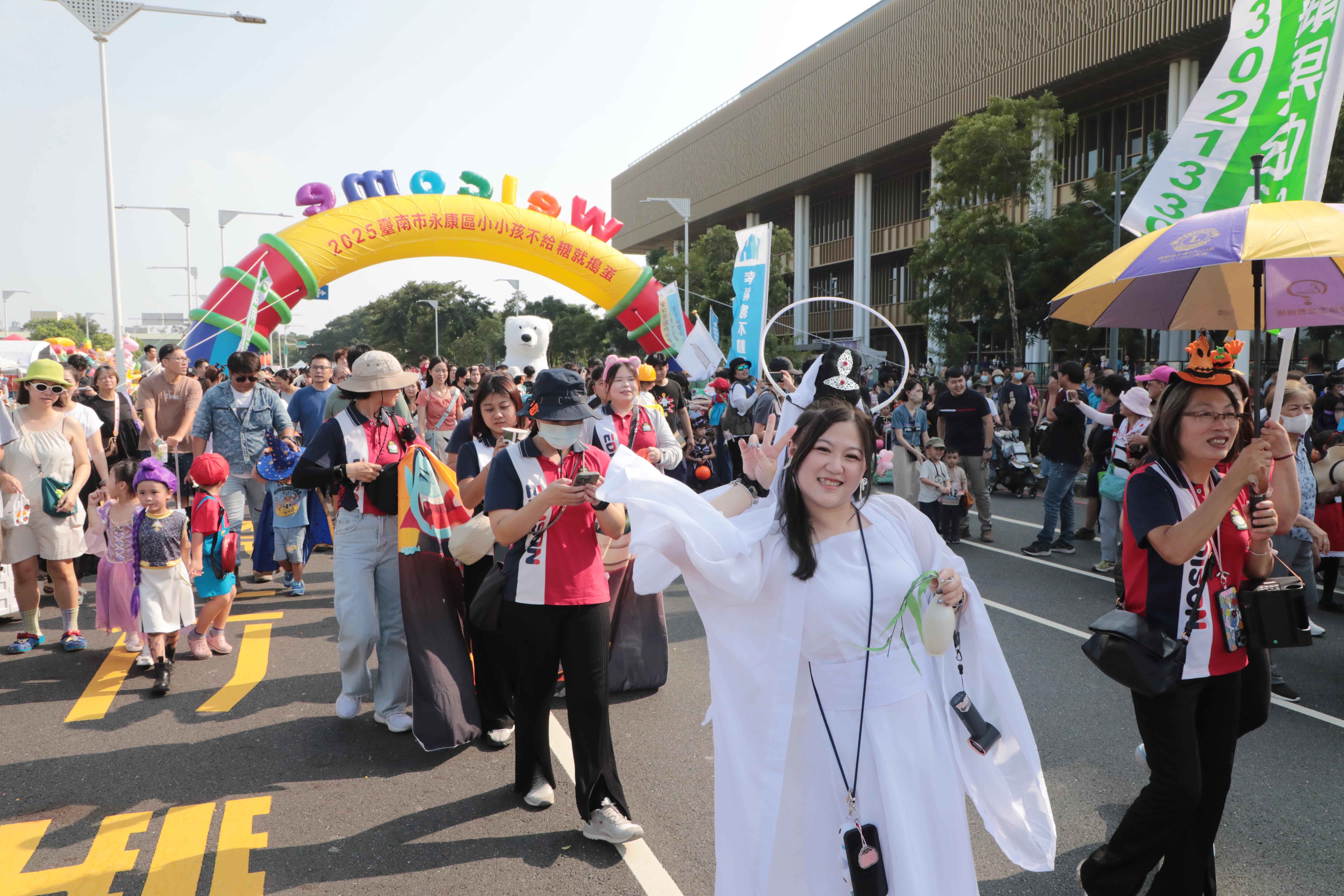 不給糖就搗蛋！ 黃偉哲化身魔法師  陪小小孩樂翻永康總圖
