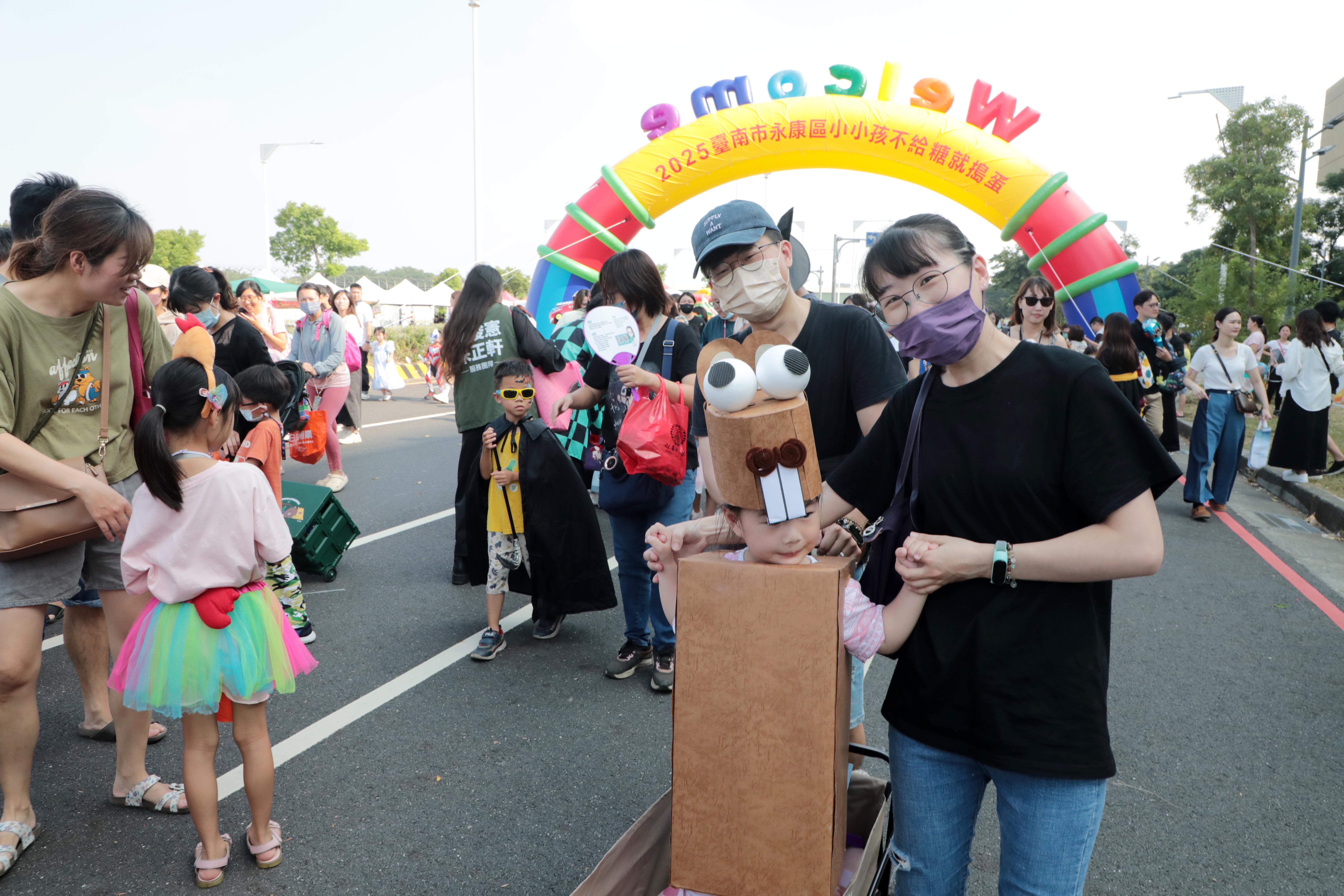 不給糖就搗蛋！ 黃偉哲化身魔法師  陪小小孩樂翻永康總圖