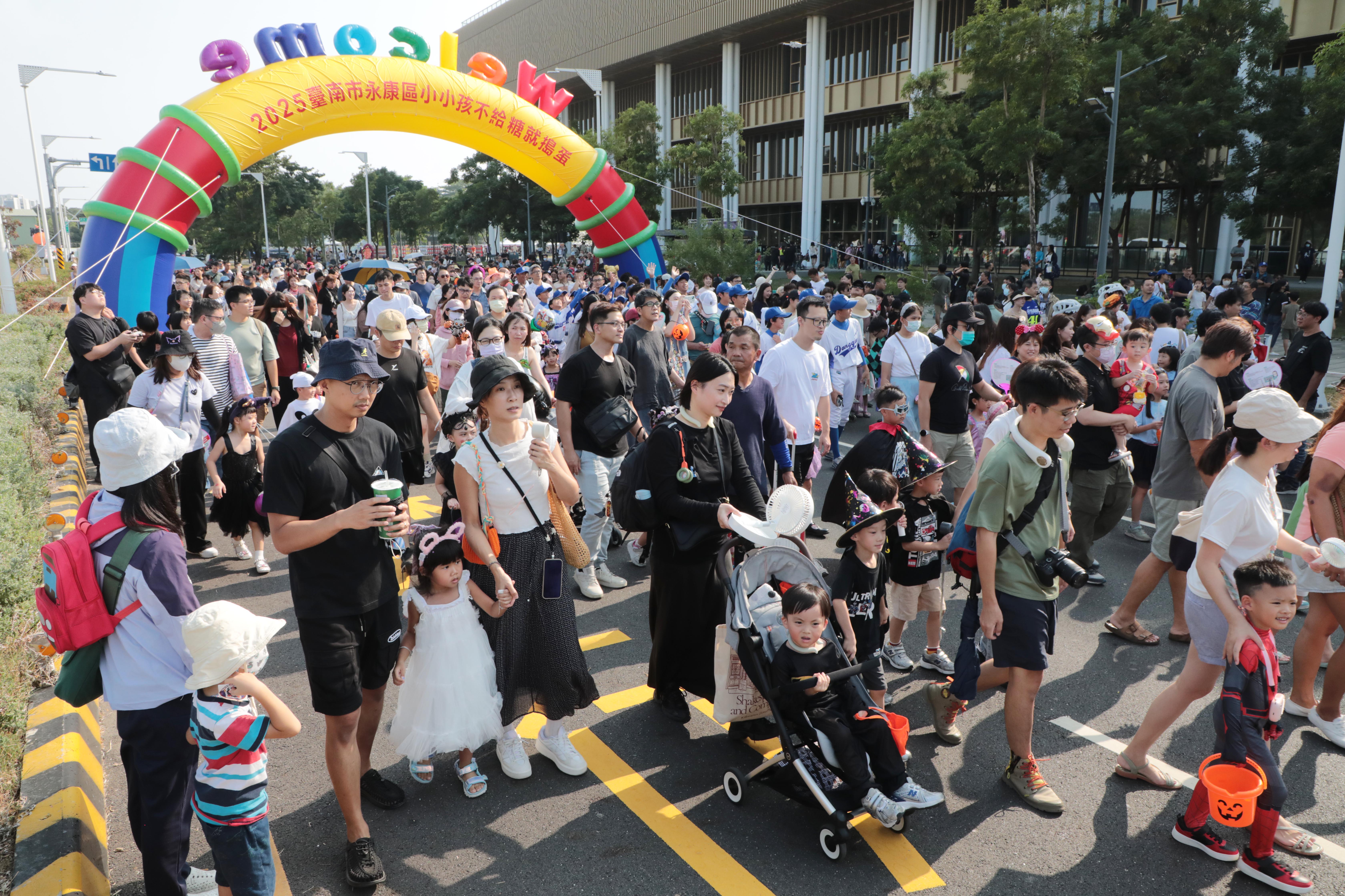 不給糖就搗蛋！ 黃偉哲化身魔法師  陪小小孩樂翻永康總圖