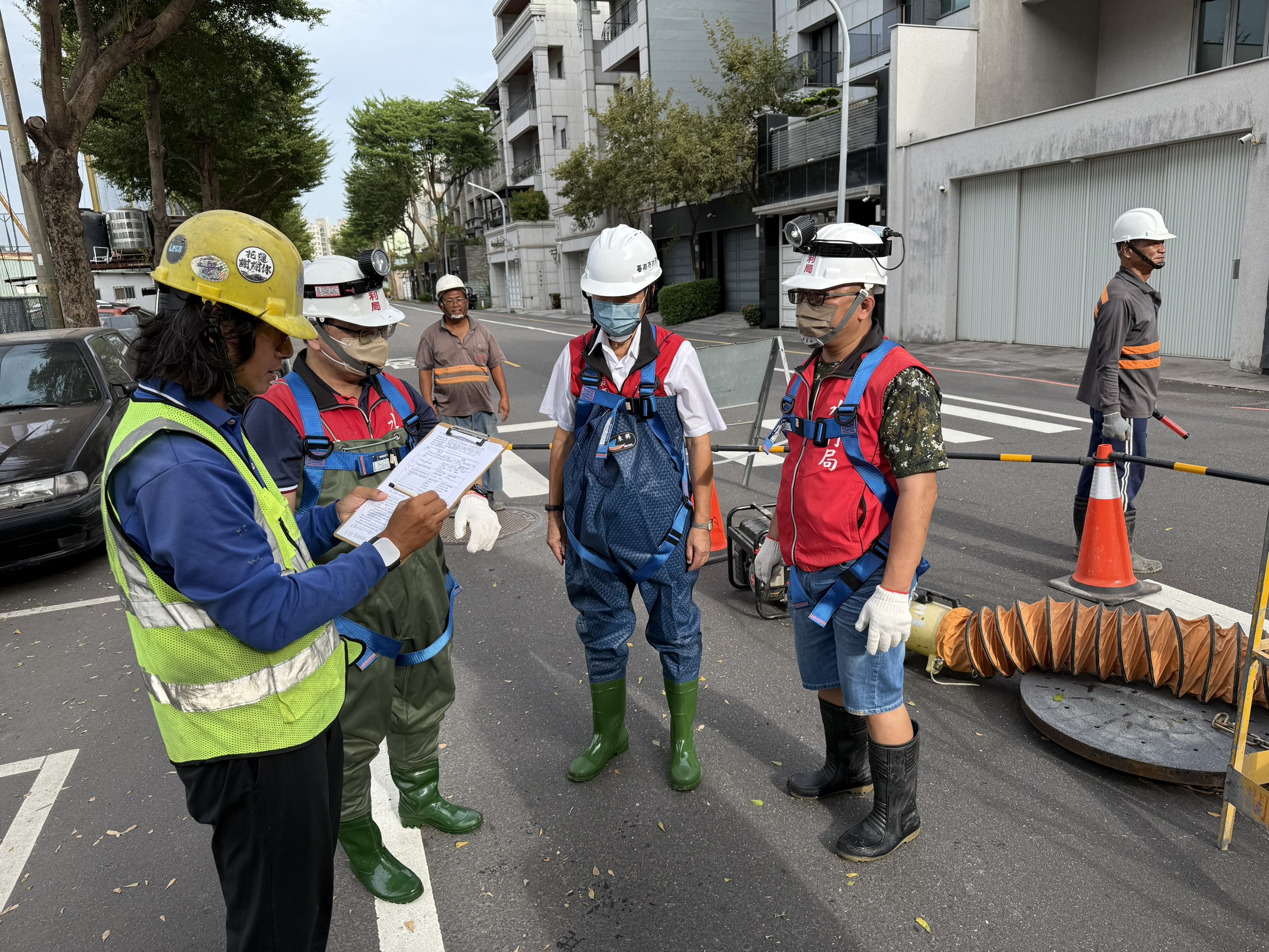台南防汛總動員！黃偉哲市長督促清淤，確保下水道暢通，守護市民安全