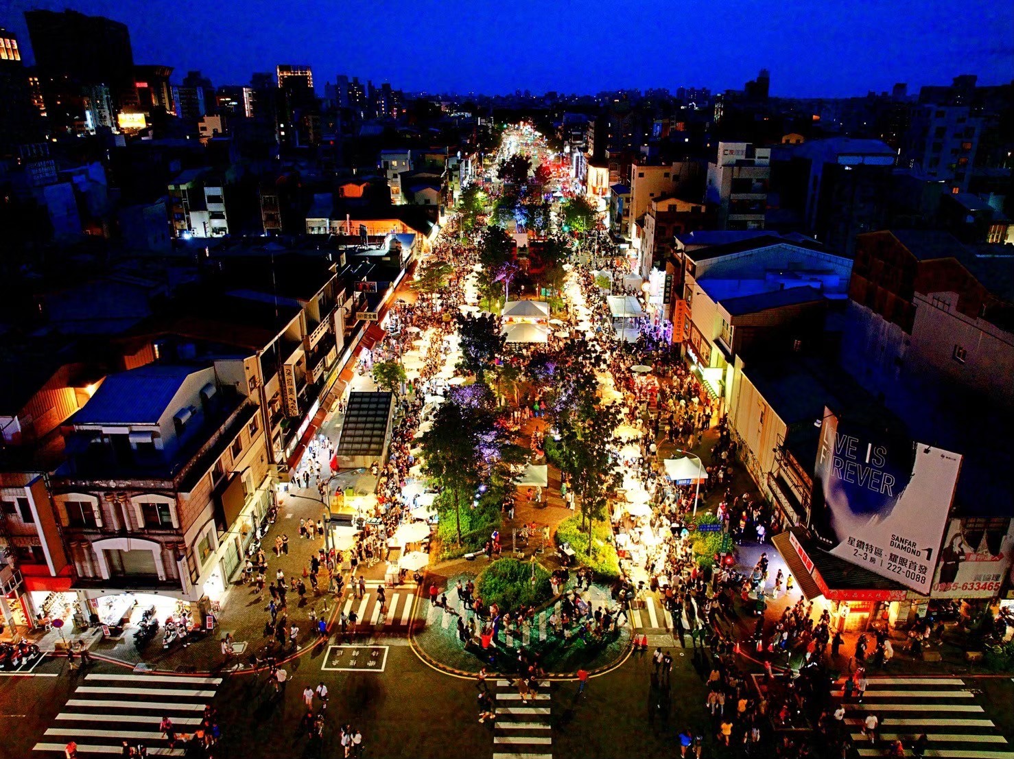 10月×鬼魅×驚奇×甜蜜 與萬神齊聚~同遊臺南商圈 跨界一起綠時尚