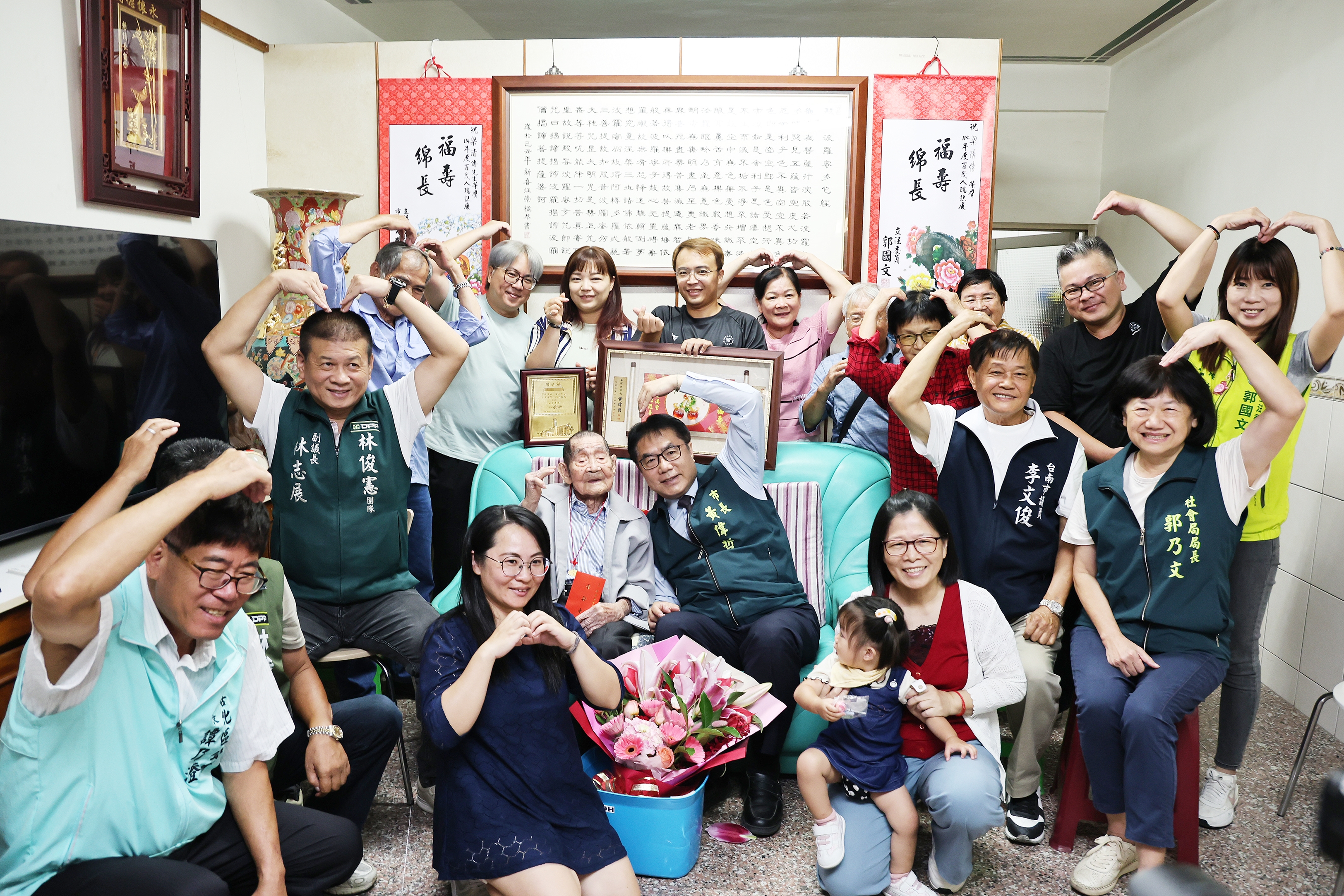 黃偉哲重陽前夕慰訪善化百歲人瑞  親獻祝福盼長輩健康樂活