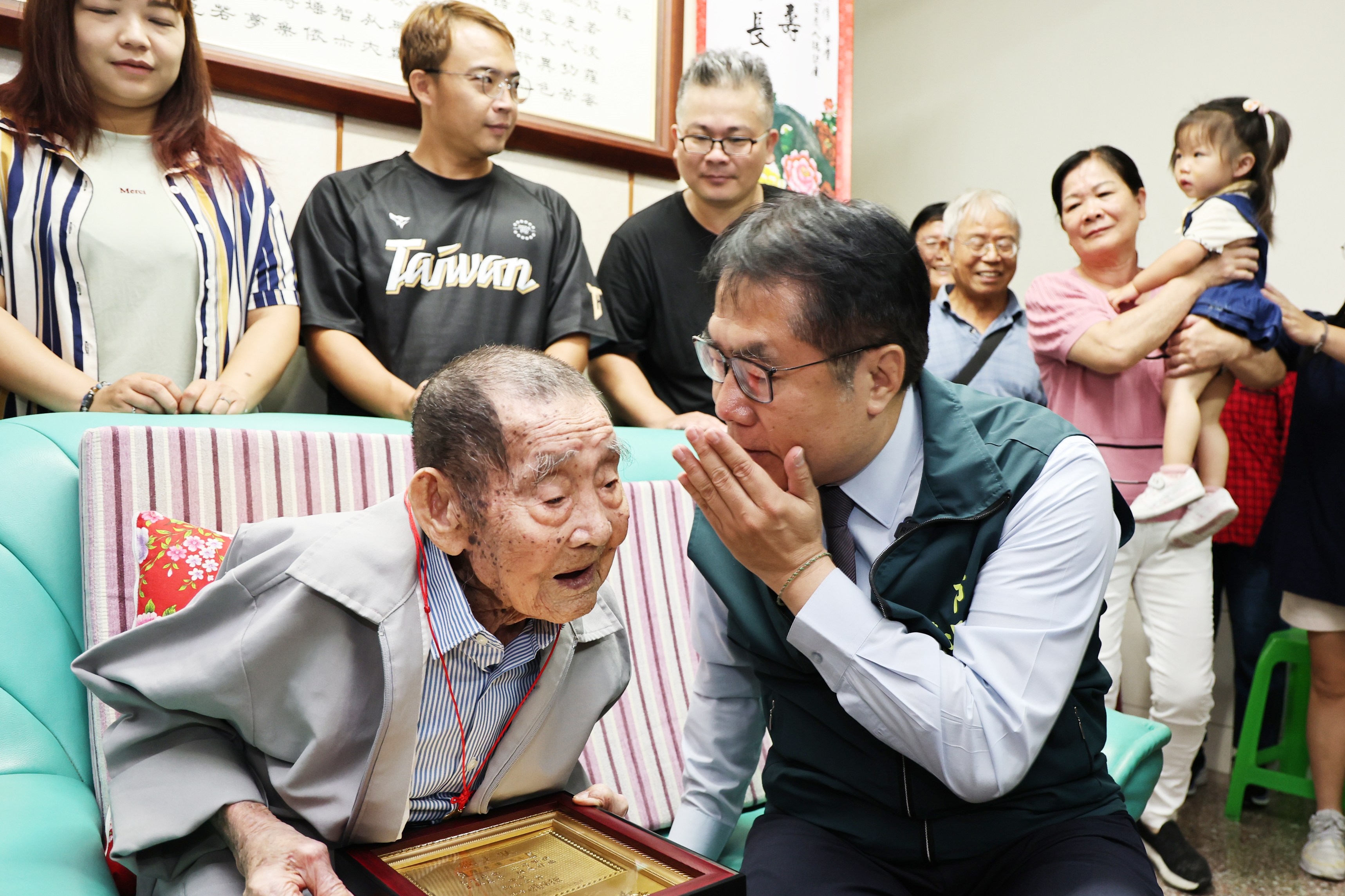 黃偉哲重陽前夕慰訪善化百歲人瑞  親獻祝福盼長輩健康樂活