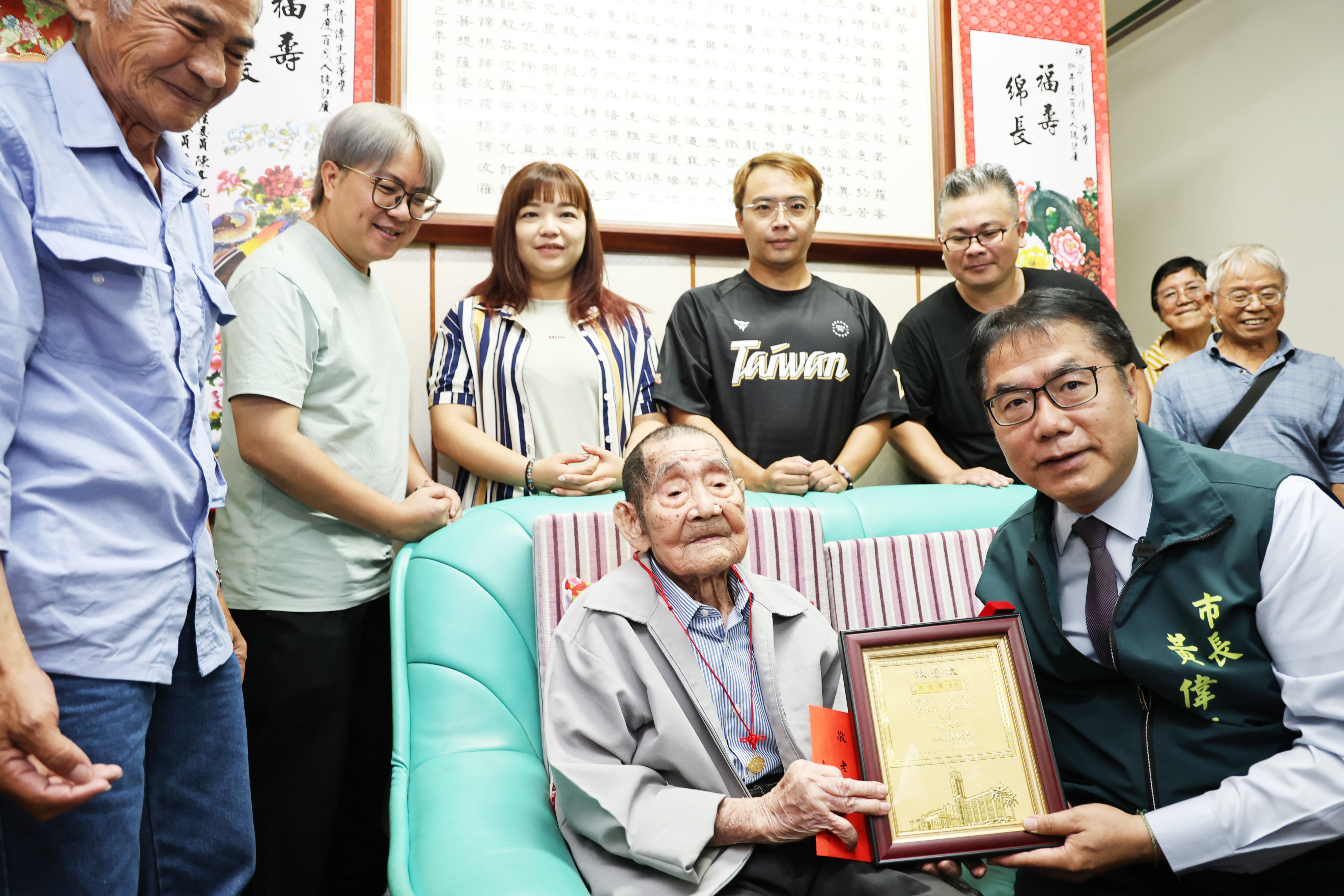 黃偉哲重陽前夕慰訪善化百歲人瑞  親獻祝福盼長輩健康樂活