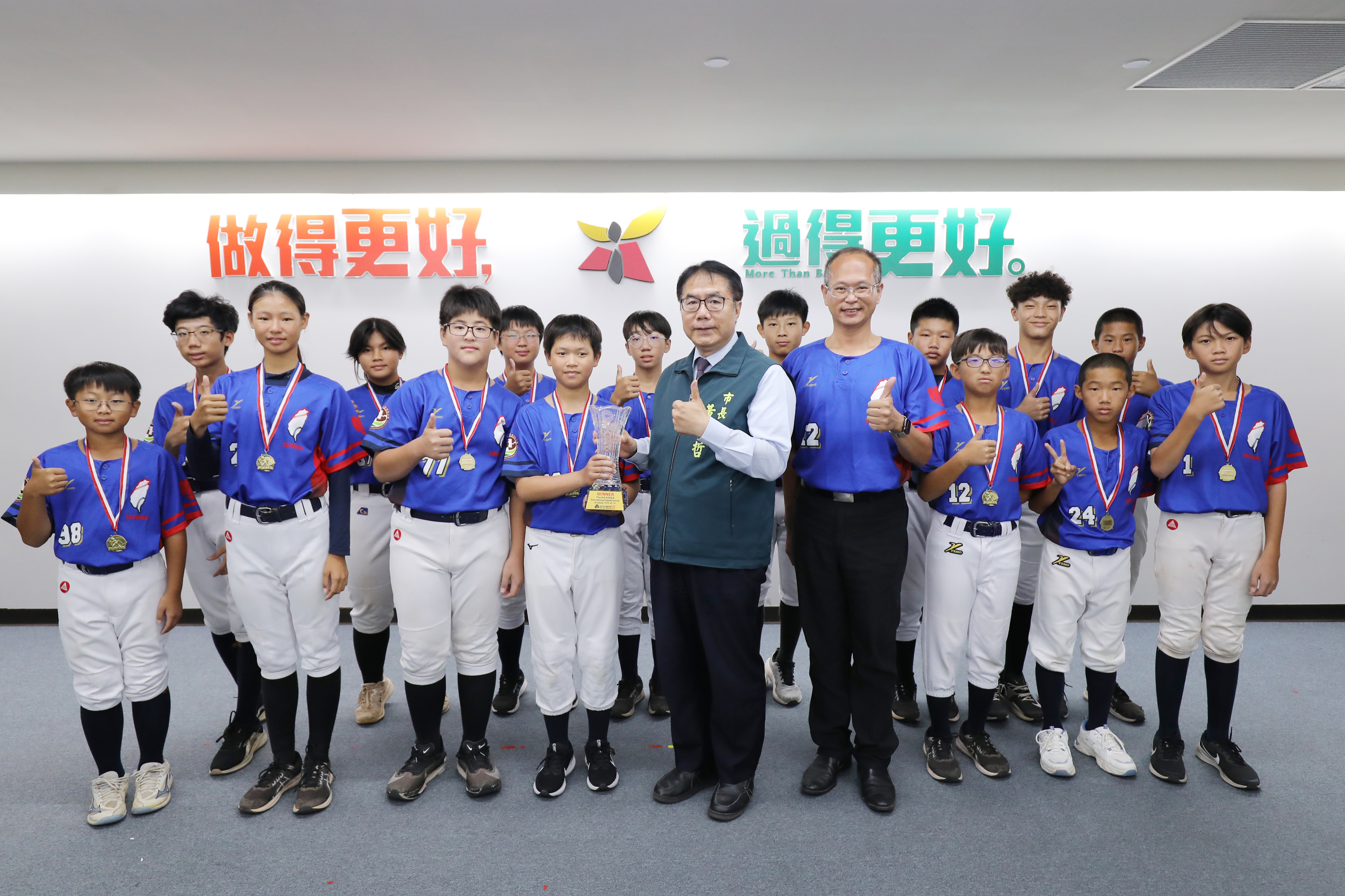 億載國小TEEBALL國際賽奪雙冠 黃偉哲肯定小選手們為國爭光