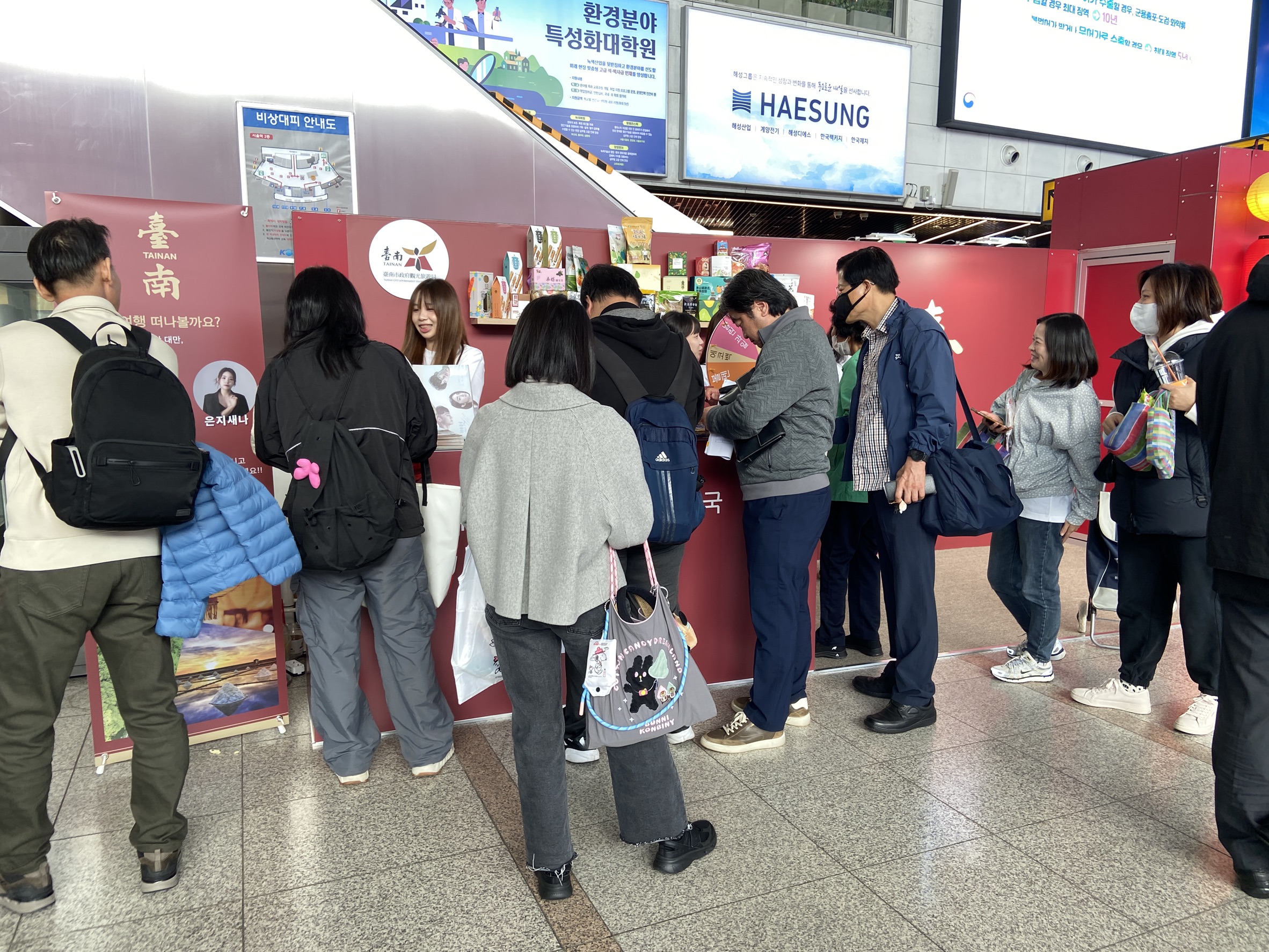 紅磚燈影傳遞台灣感性　臺南觀光魅力亮相首爾火車站