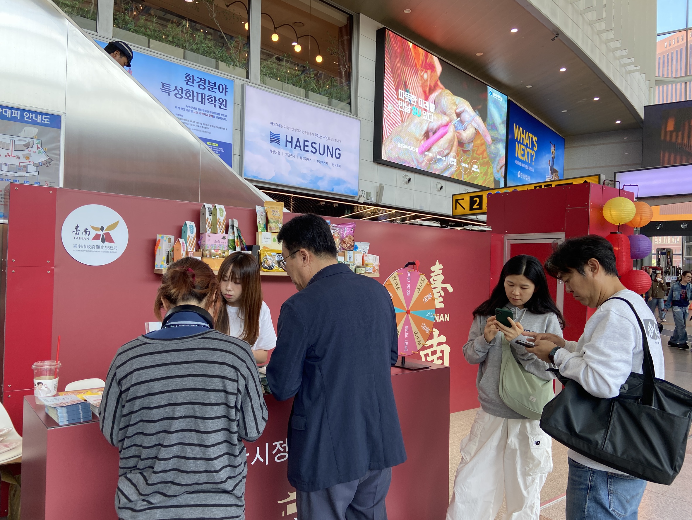 紅磚燈影傳遞台灣感性　臺南觀光魅力亮相首爾火車站