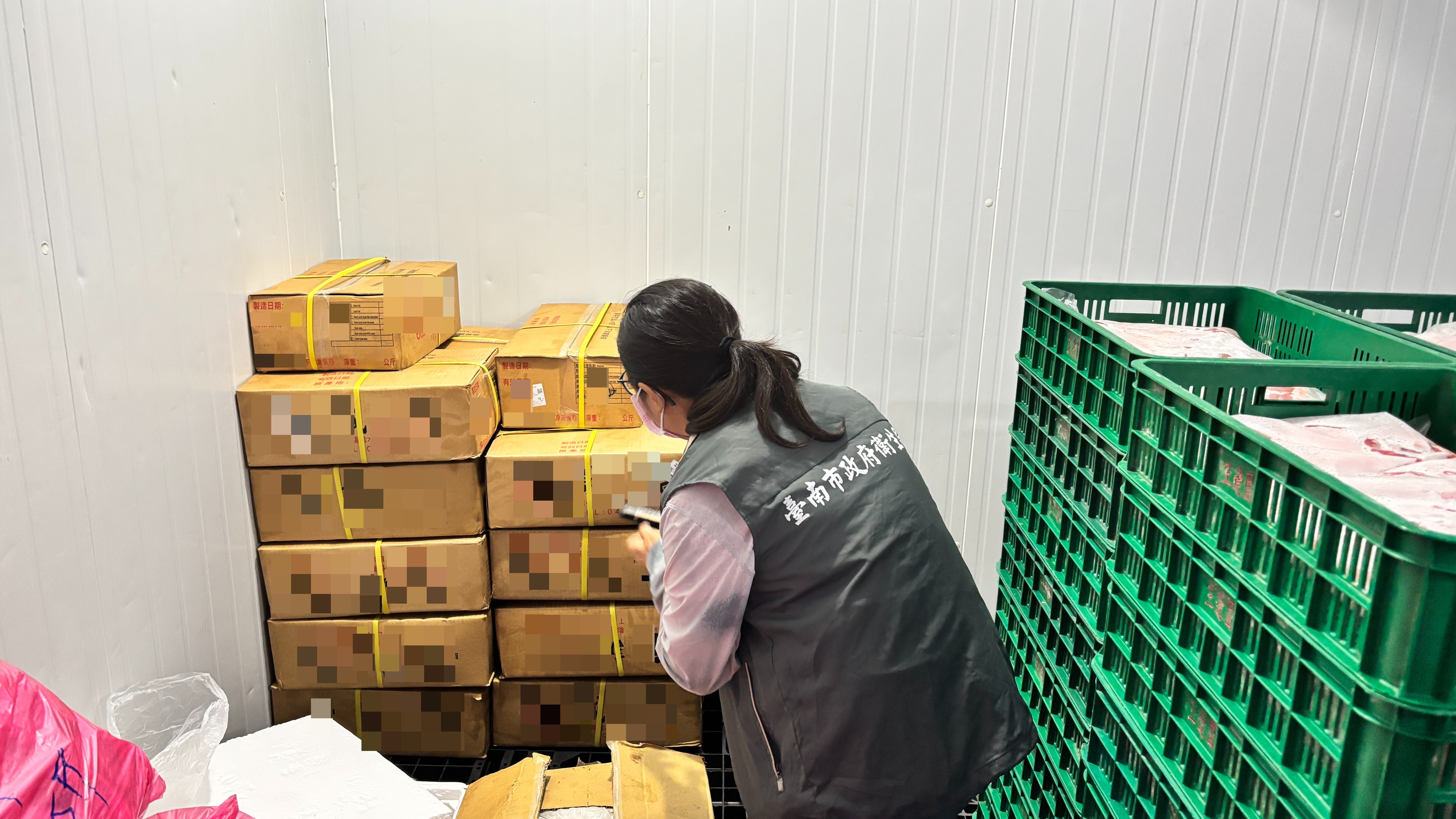 臺南市政府即時攔截有疑慮的豬肉原料， 全面強化食安稽查與防疫措施！
