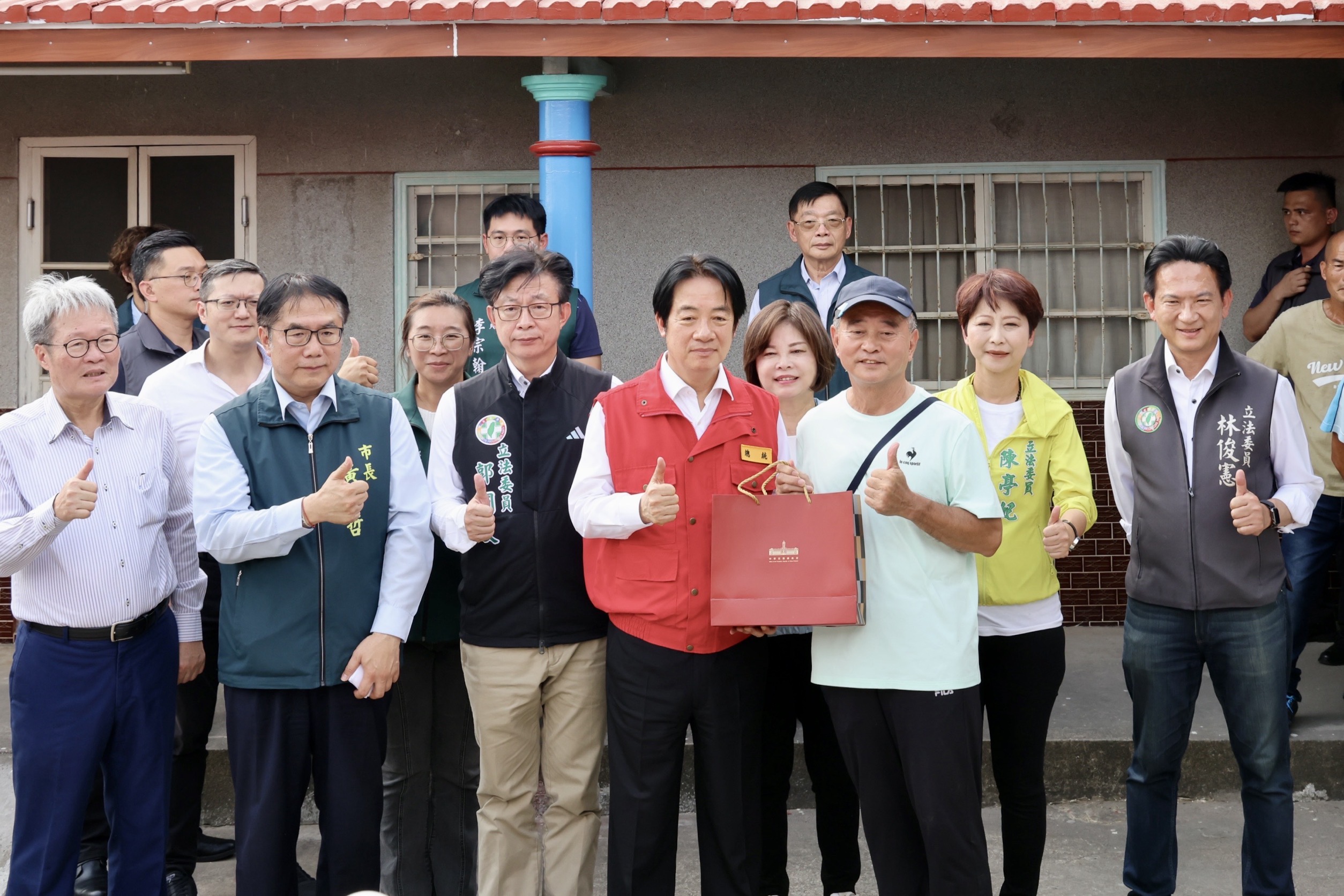 陪同賴清德視察新營區災後復建情形 黃偉哲：感謝中央及地方全力修繕讓市民安心回家