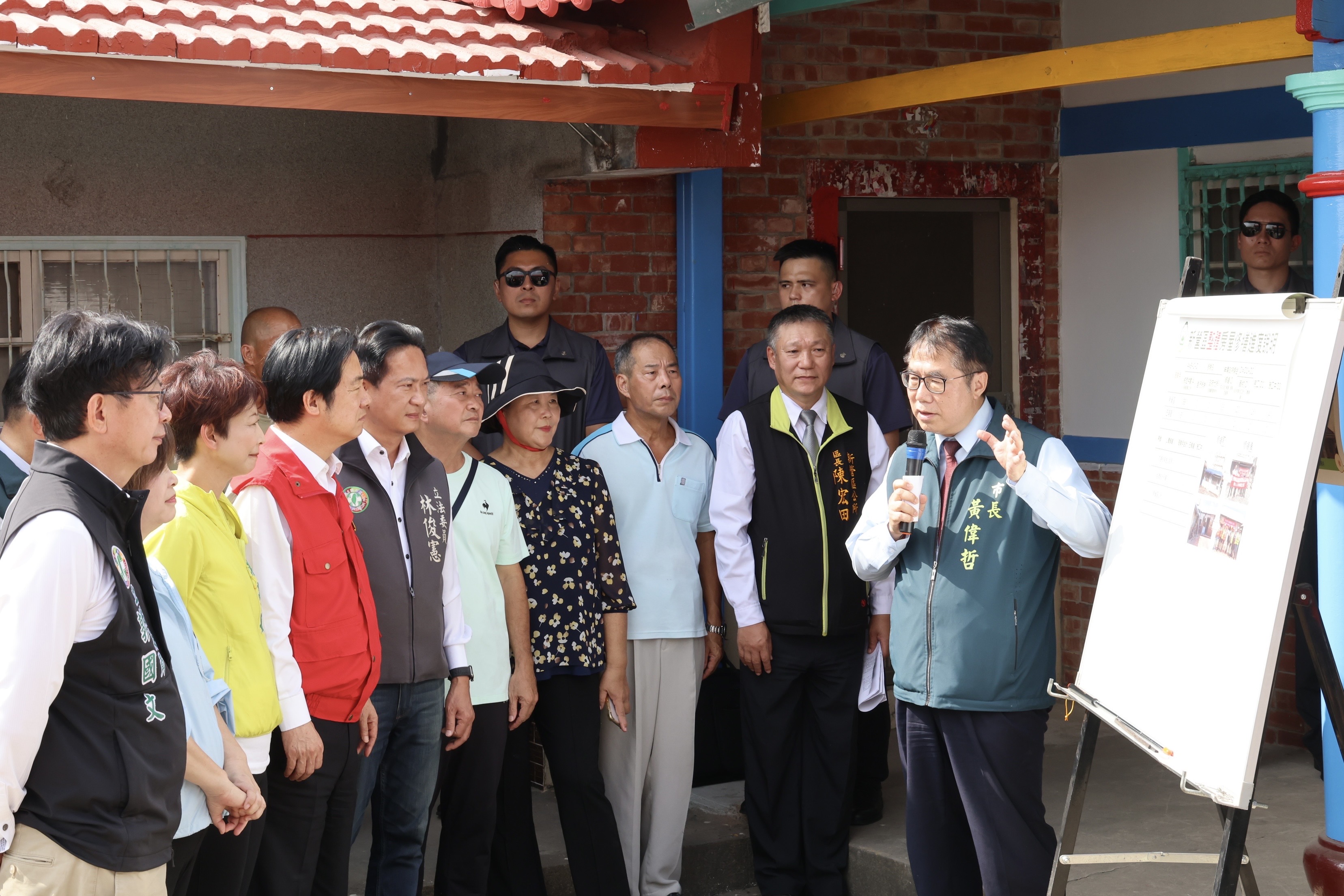 陪同賴清德視察新營區災後復建情形 黃偉哲：感謝中央及地方全力修繕讓市民安心回家