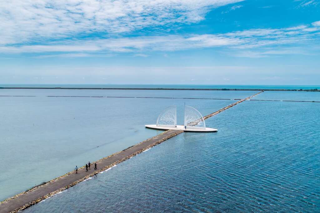 「藍眼淚」奇景夯，南市府呼籲：保護環境，勿讓鹽田「流眼淚」