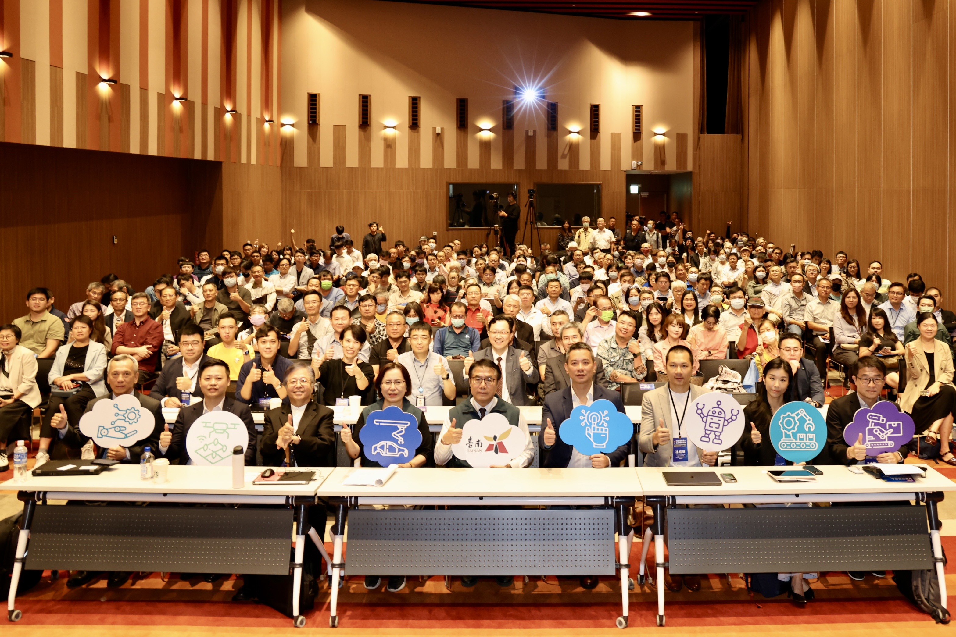 AI智慧機器人產業發展論壇登場 黃偉哲引領台南邁向全球產業新時代