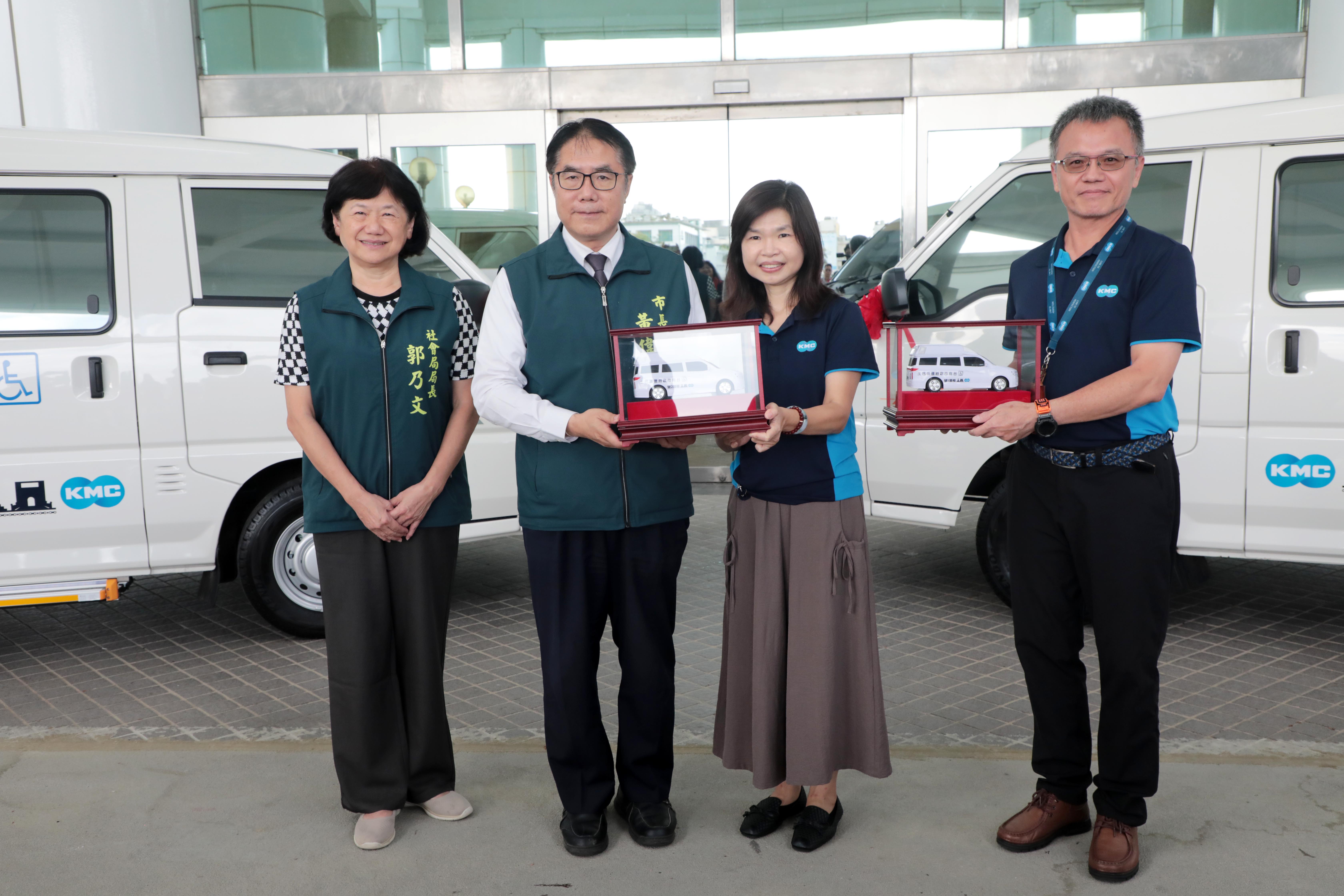 桂盟基金捐贈2輛復康巴士 黃偉哲感謝攜手守護身障交通權益