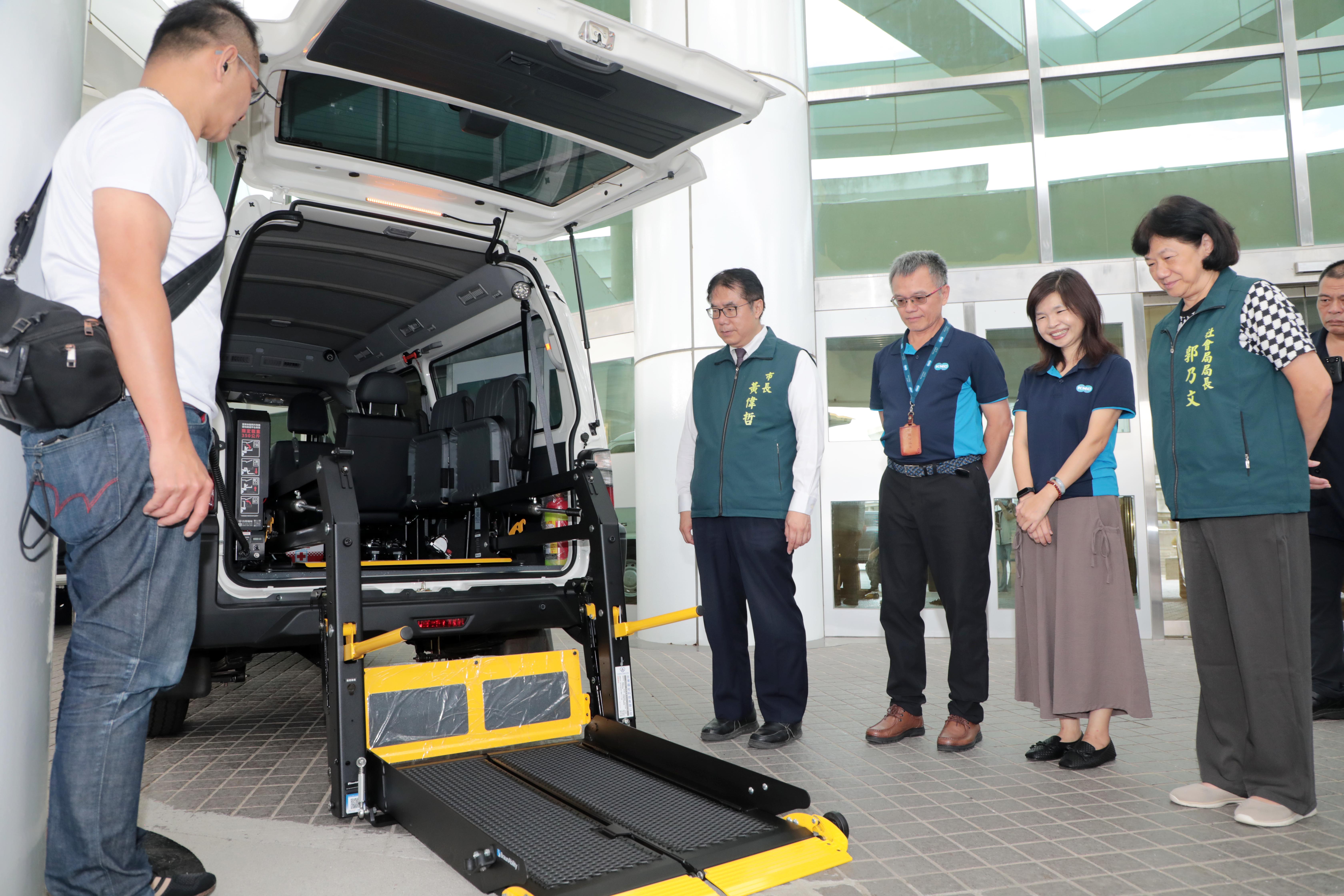 桂盟基金捐贈2輛復康巴士 黃偉哲感謝攜手守護身障交通權益