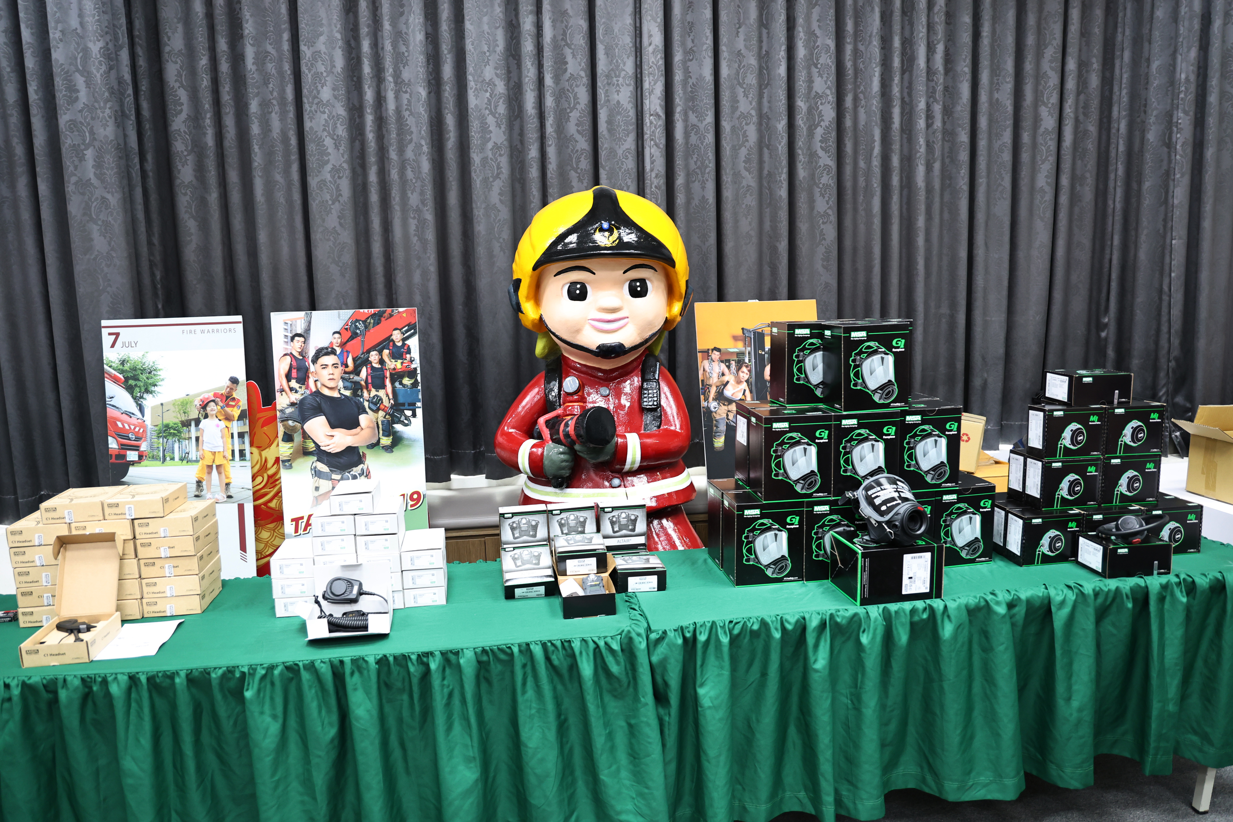 展晟企業捐贈南市精良消防裝備 黃偉哲感謝公私協力強化台南救災量能