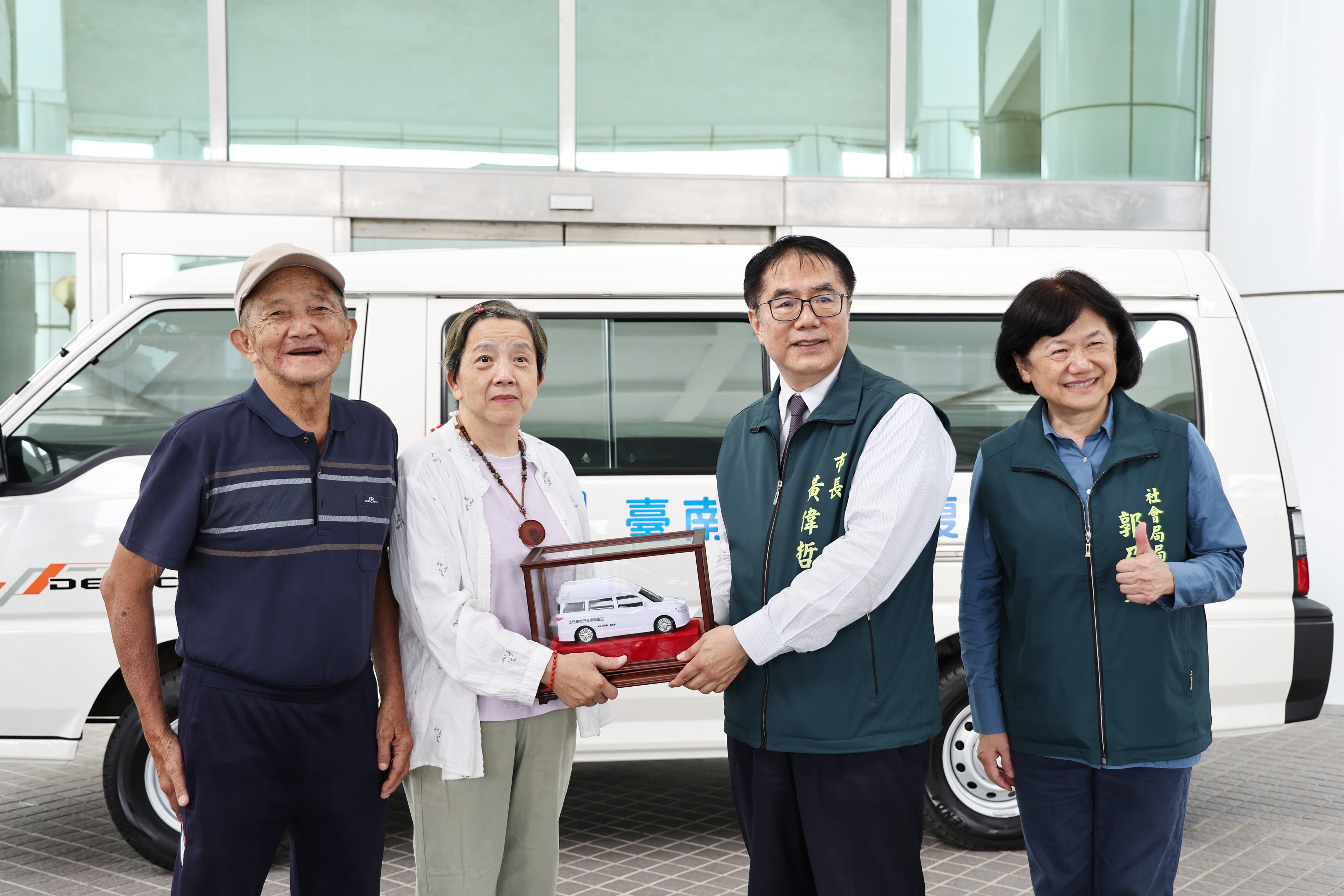 響應市府照顧弱勢理念　黃偉哲感謝鄭氏家族捐贈復康巴士