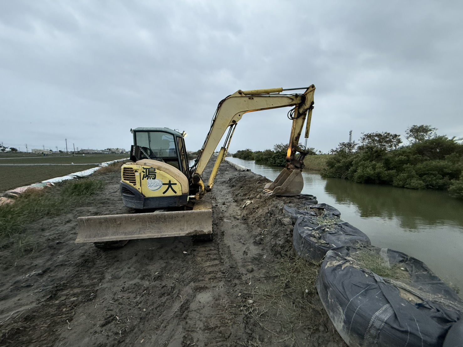 全力戒備鳳凰颱風  水利局緊急補強大塭寮排水臨時護岸加高