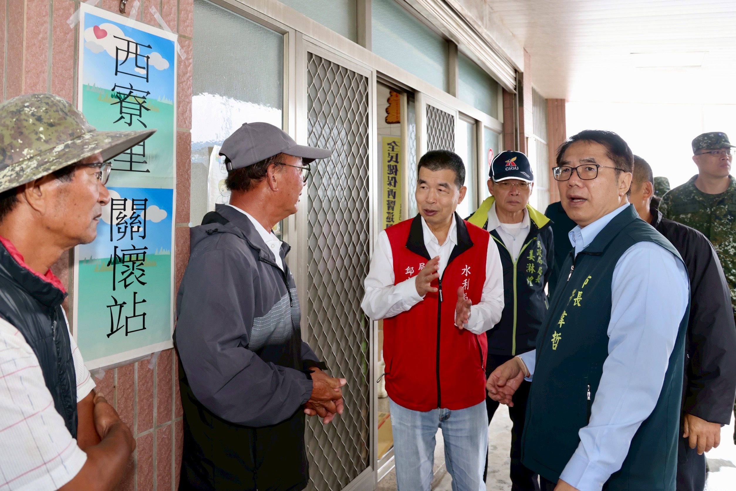 擔憂鳳凰颱風影響  黃偉哲今早馬不停蹄視察北門、將軍、七股復建情況