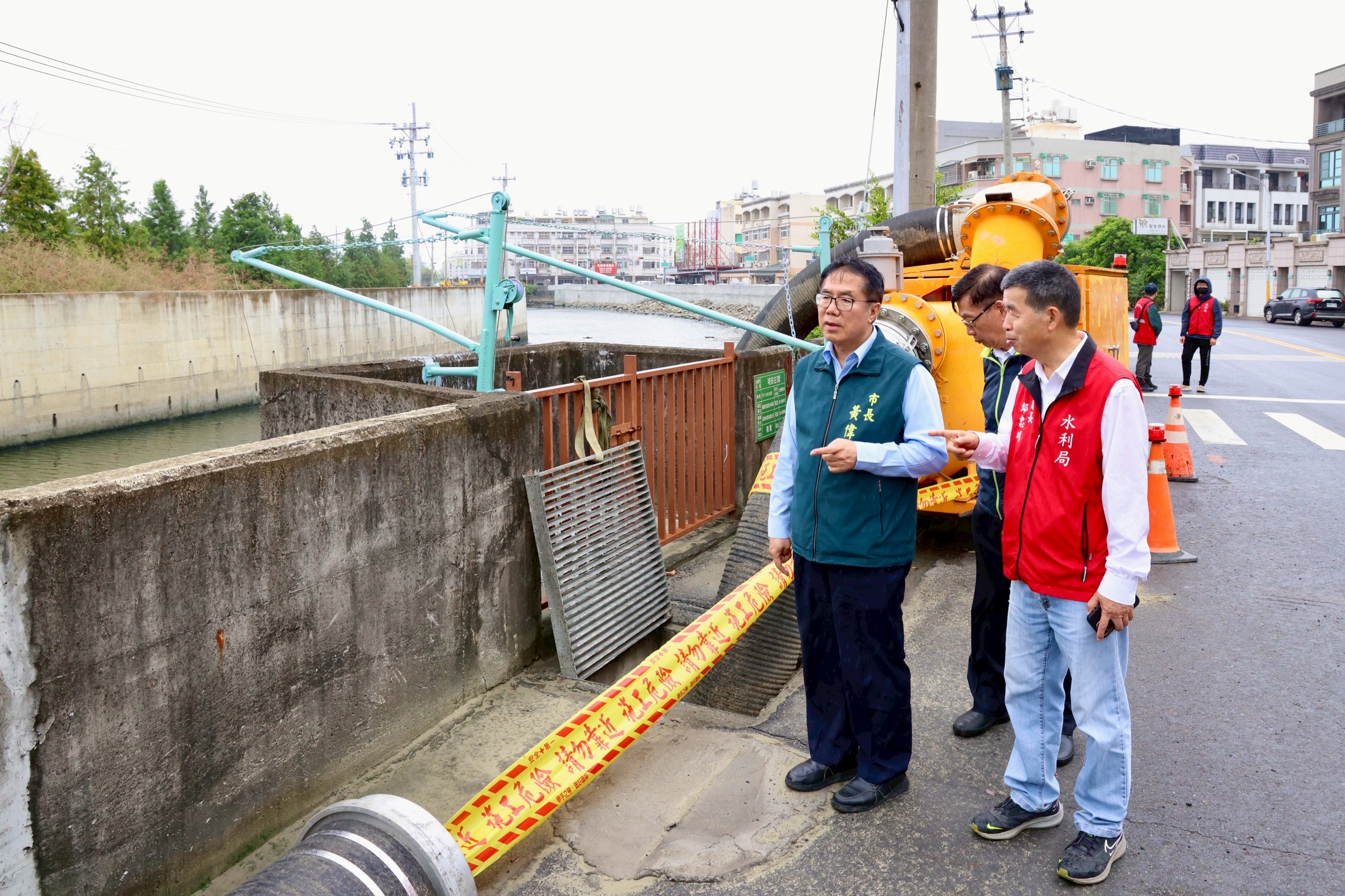 黃偉哲視察安南區六塊寮排水區抽水機組  要求確保排水系統完善作業