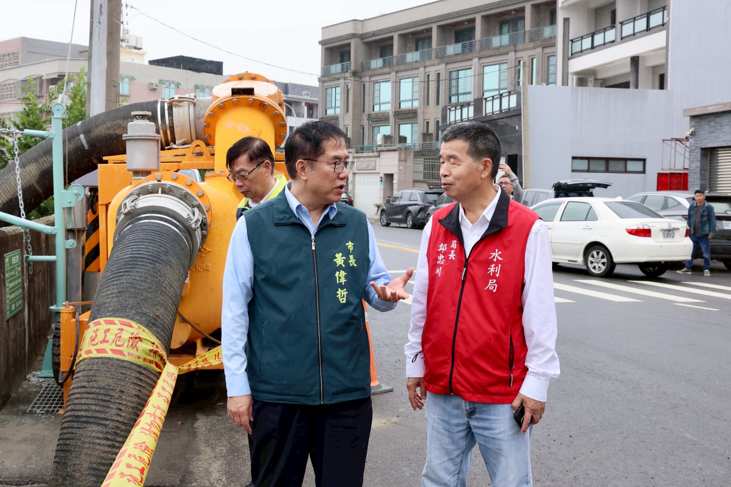 黃偉哲視察安南區六塊寮排水區抽水機組  要求確保排水系統完善作業