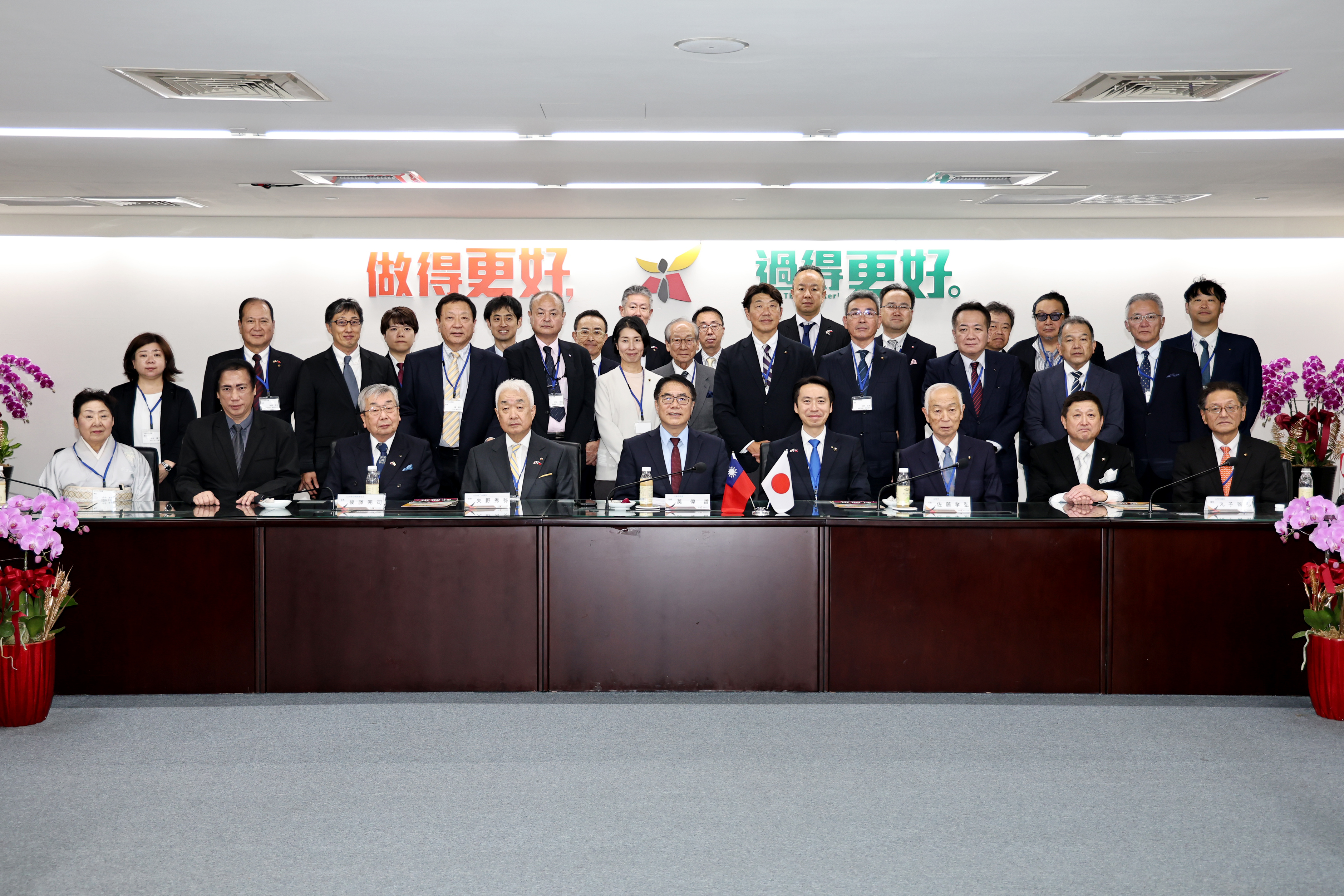 台南迎日本山形市貴客！黃偉哲市長頒榮譽市民證書表彰長谷川幸司前議長貢獻