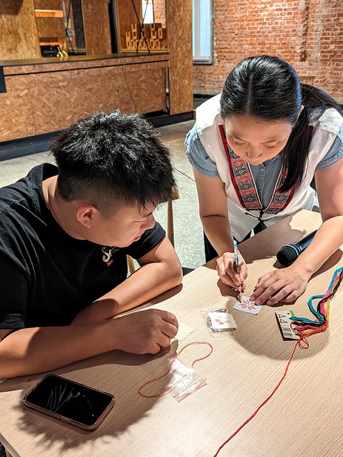 「臺南奇人帶路」西拉雅族部落工藝老師陳怡君復振十字繡，盼透過服飾，強化族群認同