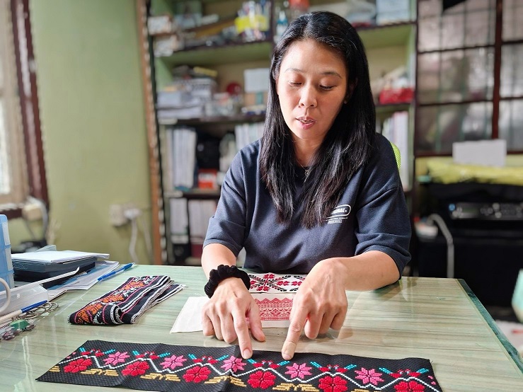 「臺南奇人帶路」西拉雅族部落工藝老師陳怡君復振十字繡，盼透過服飾，強化族群認同