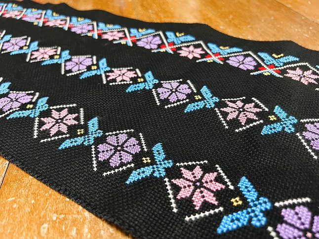 「臺南奇人帶路」西拉雅族部落工藝老師陳怡君復振十字繡，盼透過服飾，強化族群認同