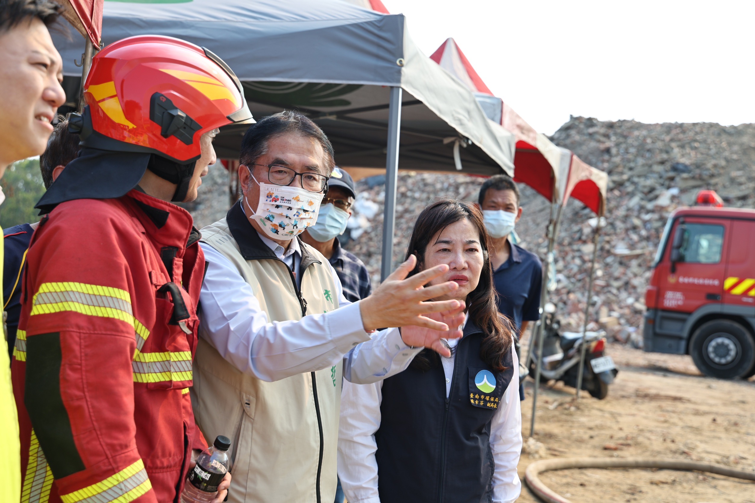 黃偉哲視察烏樹林風災廢棄物暫置區火警   盼盡快阻斷悶燒蔓延
