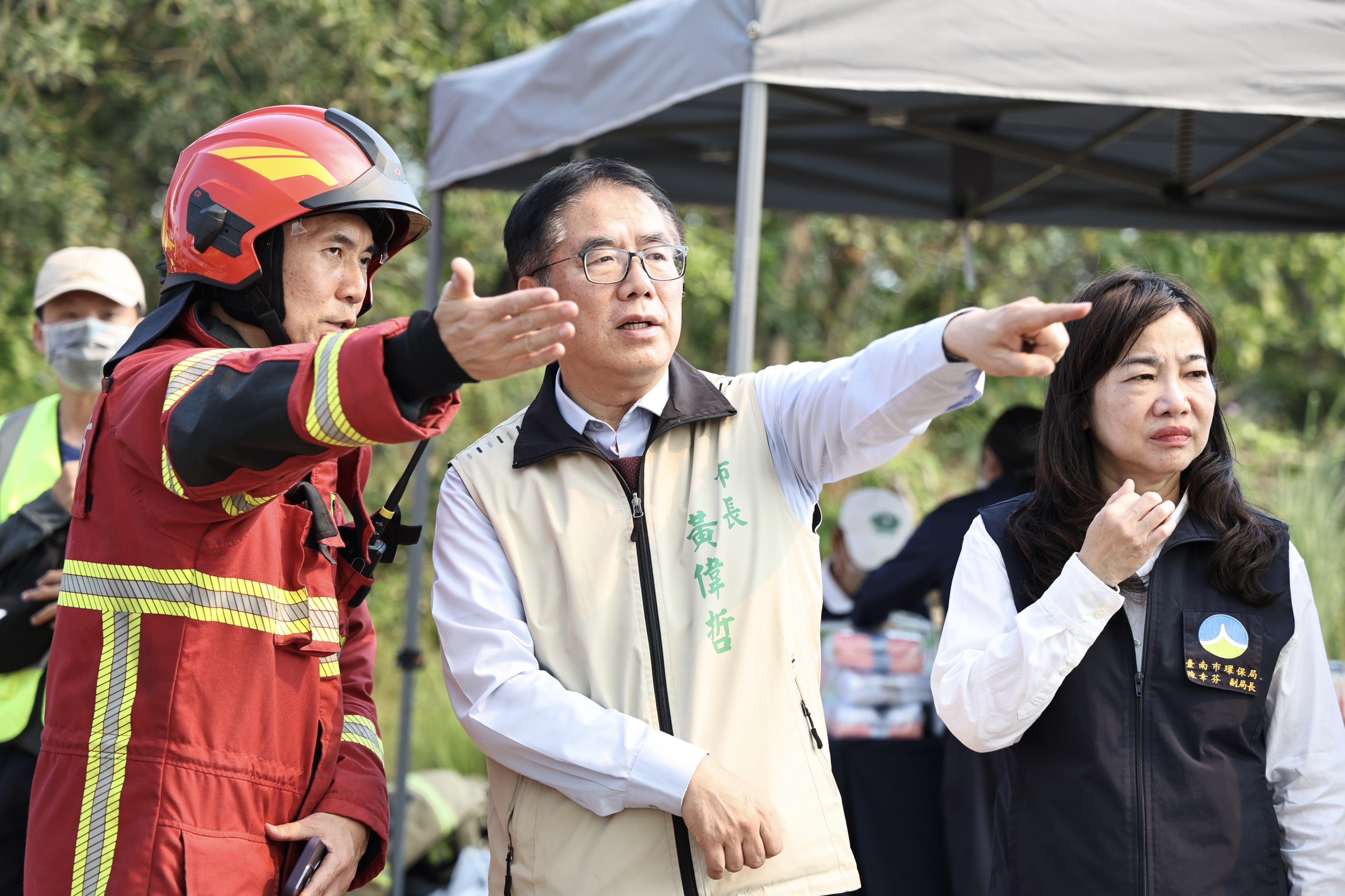 黃偉哲視察烏樹林風災廢棄物暫置區火警   盼盡快阻斷悶燒蔓延