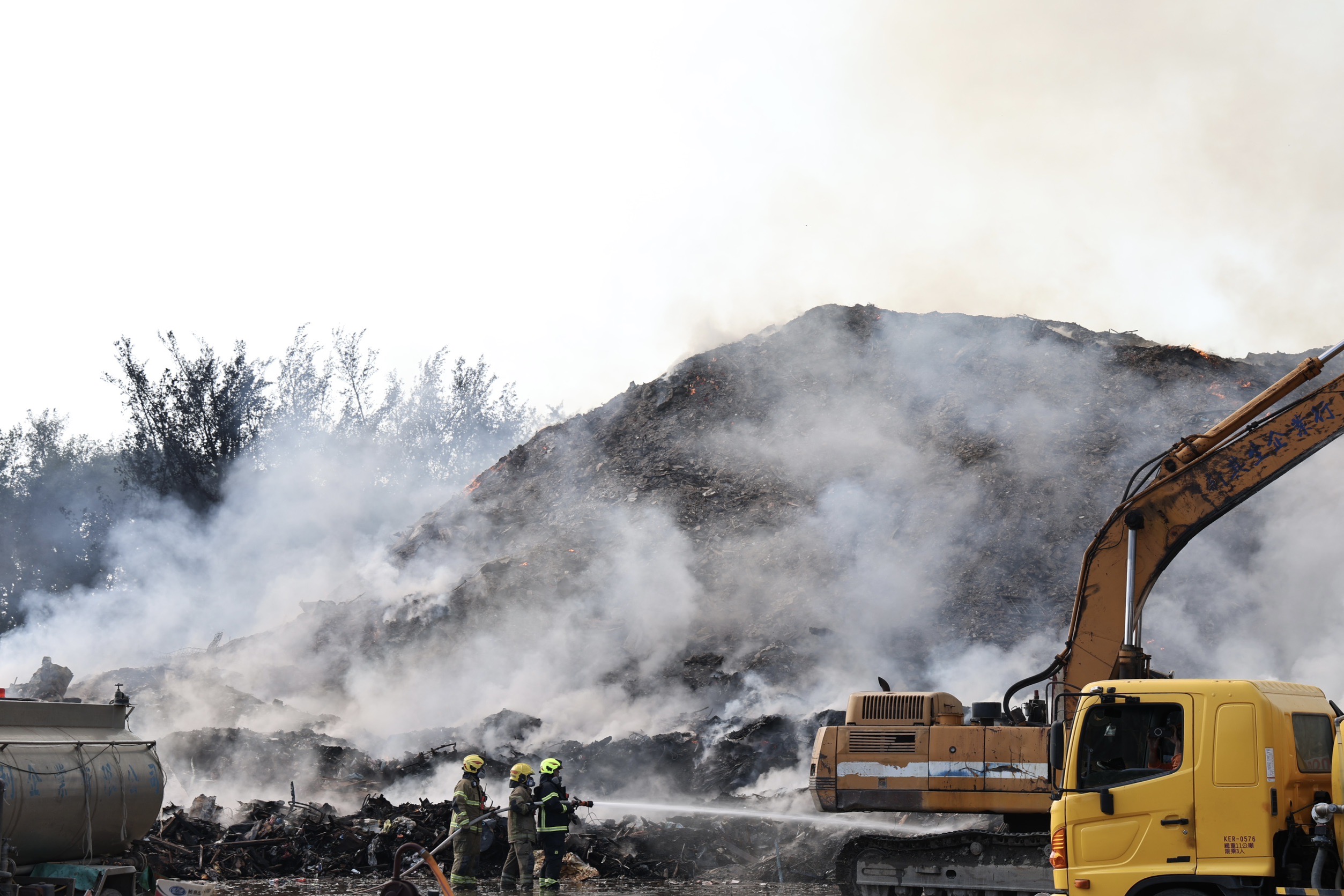 黃偉哲視察烏樹林風災廢棄物暫置區火警   盼盡快阻斷悶燒蔓延