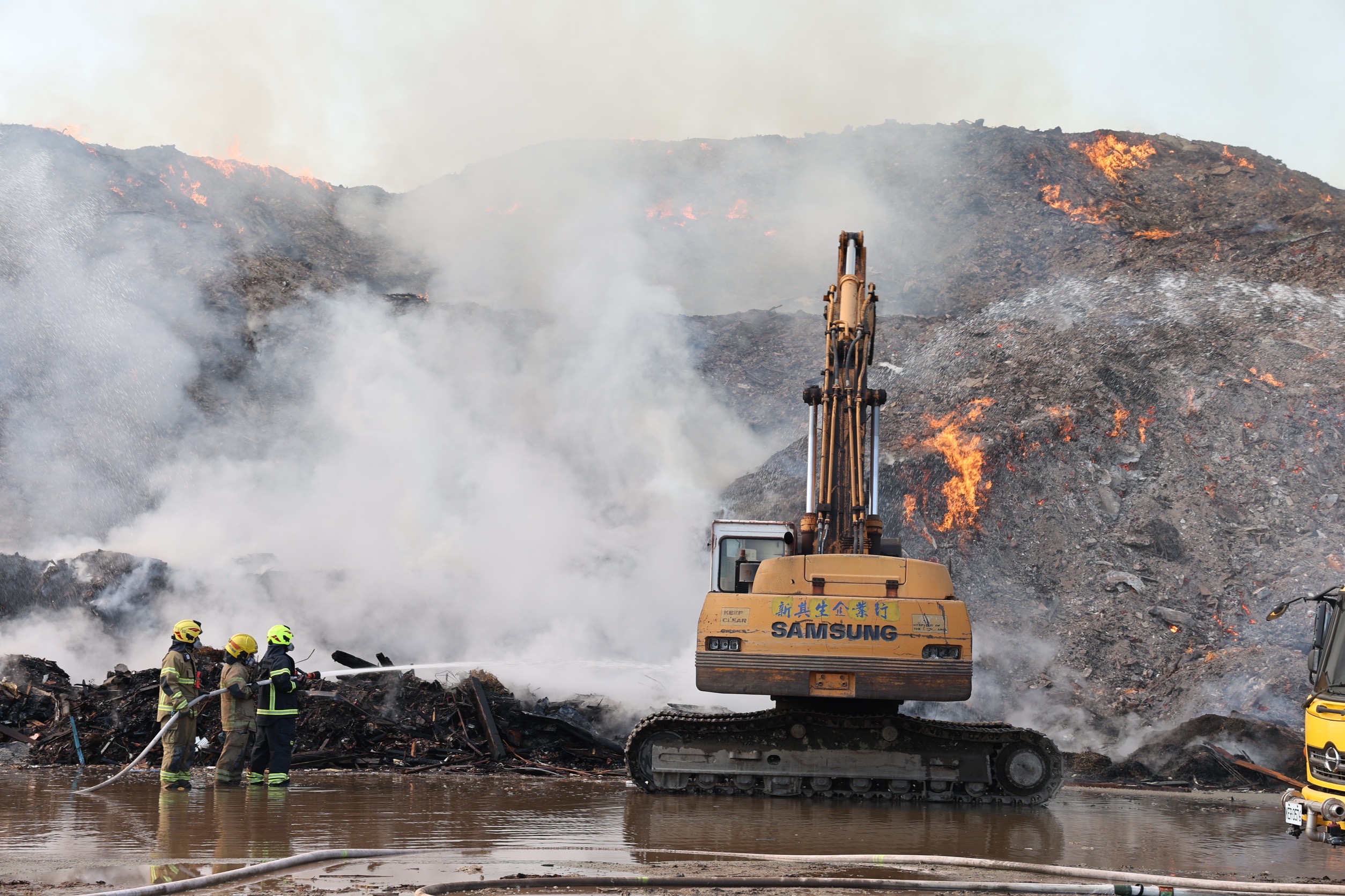 黃偉哲視察烏樹林風災廢棄物暫置區火警   盼盡快阻斷悶燒蔓延