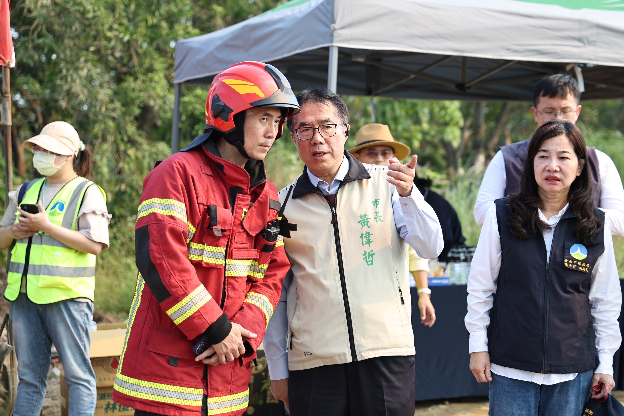 黃偉哲視察烏樹林風災廢棄物暫置區火警   盼盡快阻斷悶燒蔓延