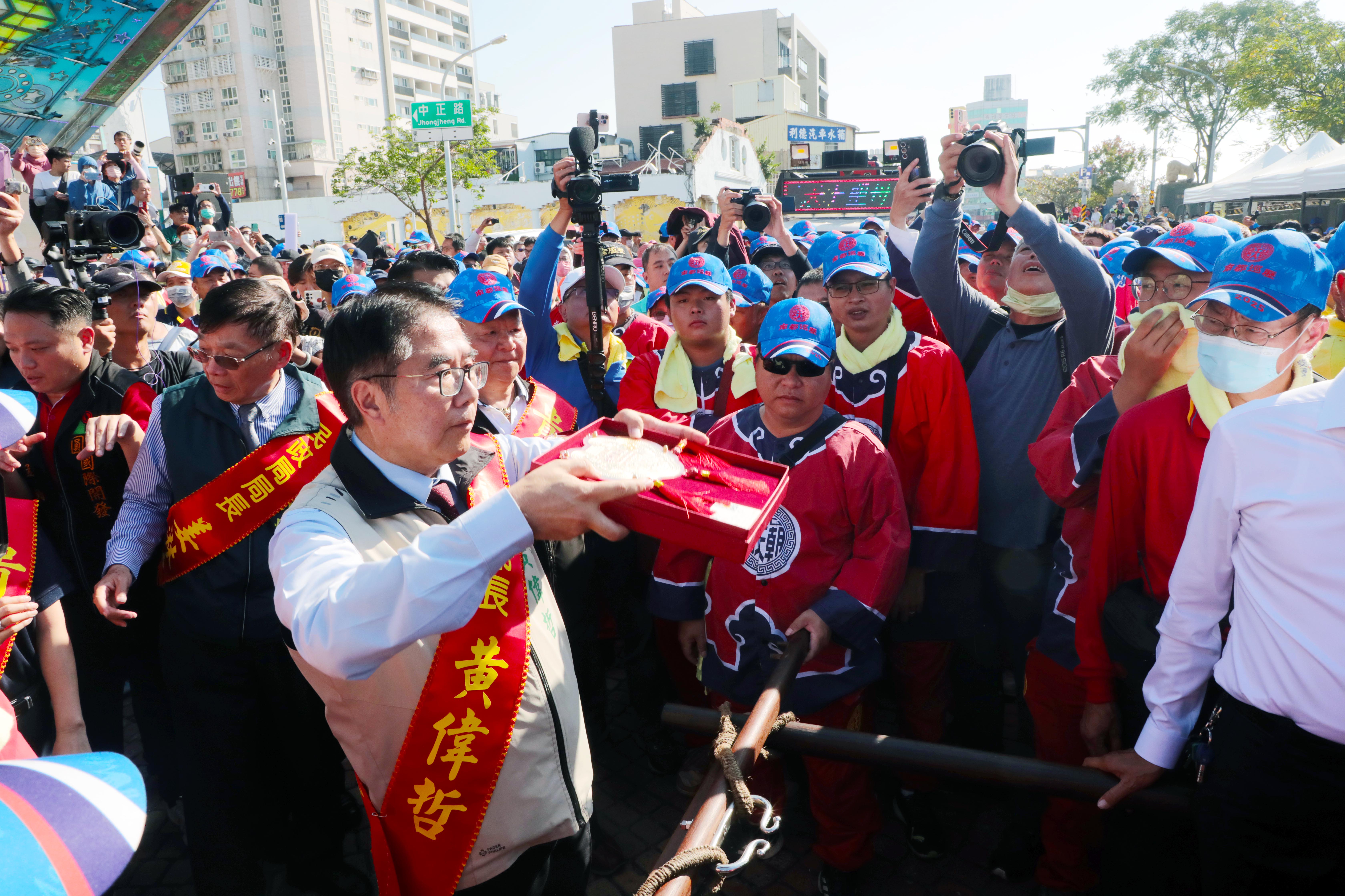 北港媽祖南都巡歷抵河樂廣場　黃偉哲到場接駕祈福