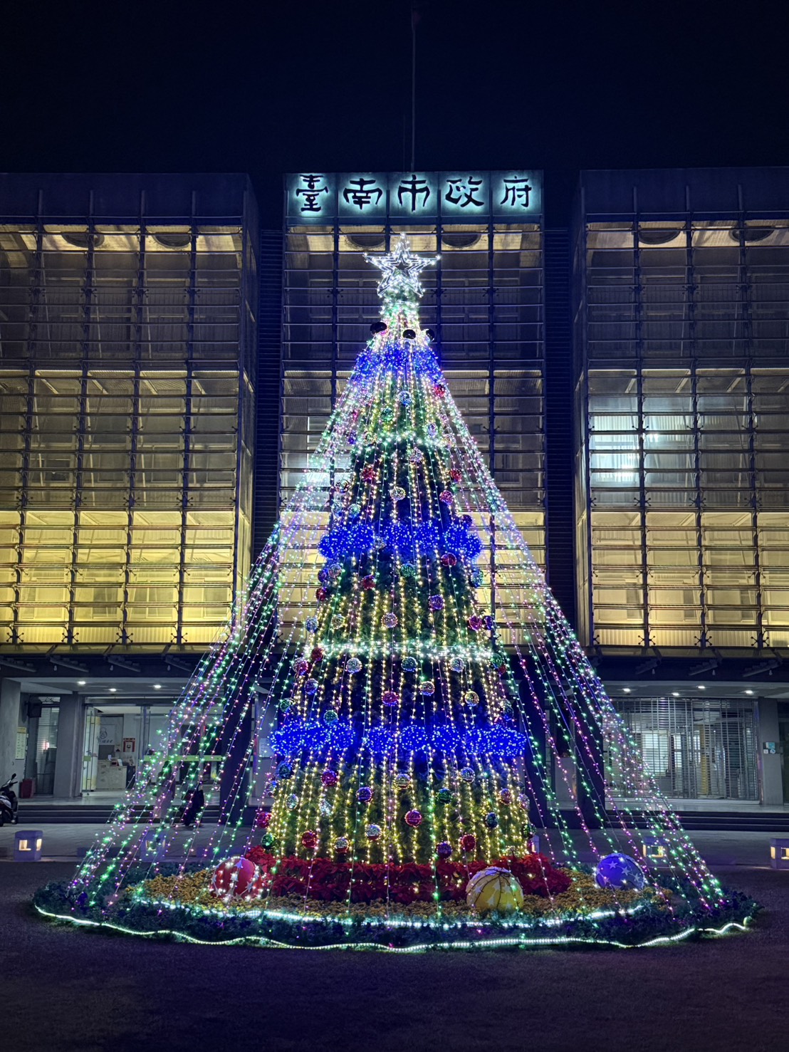 2025台南耶誕點燈！11/29民治廣場飄雪，市集、表演、摸彩等你來！