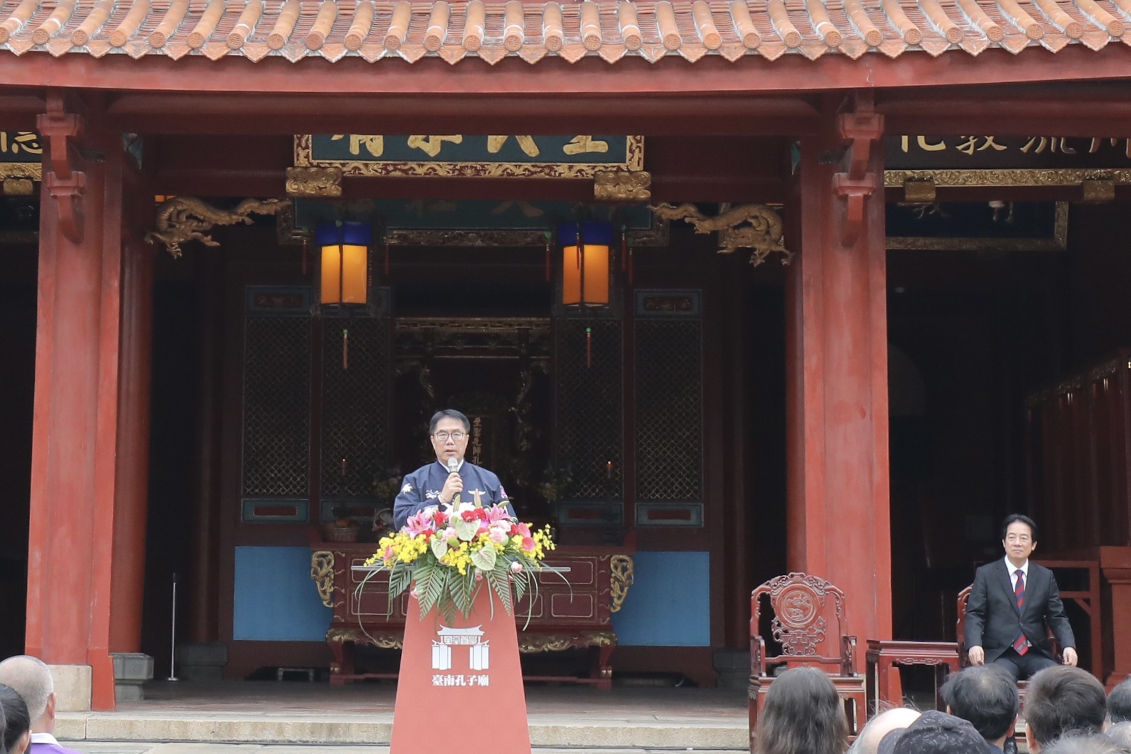 賴總統赴臺南孔廟、正統鹿耳門聖母廟、歸仁仁壽宮參拜揭匾  黃偉哲全程陪同為市民祈福