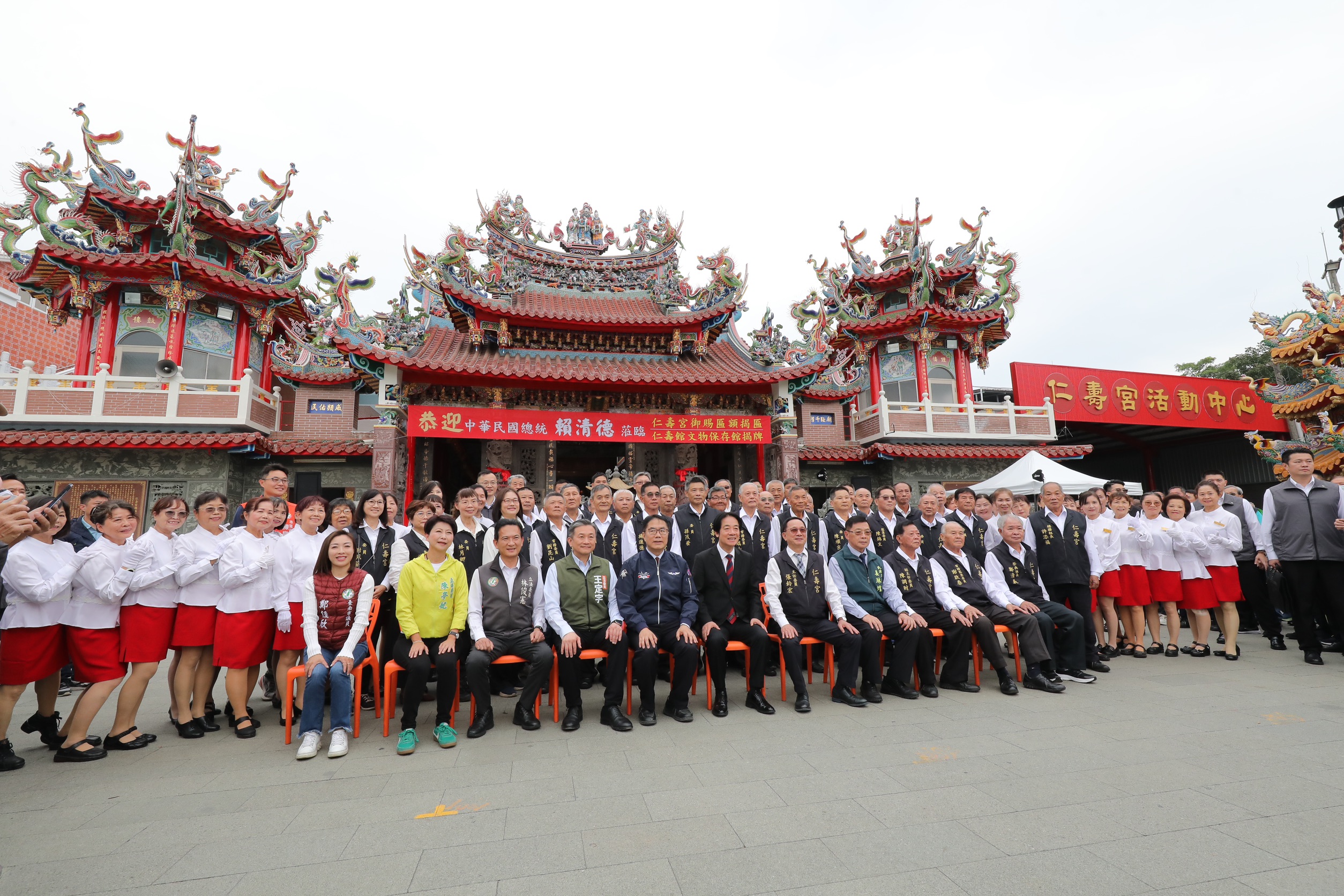 賴總統赴臺南孔廟、正統鹿耳門聖母廟、歸仁仁壽宮參拜揭匾  黃偉哲全程陪同為市民祈福